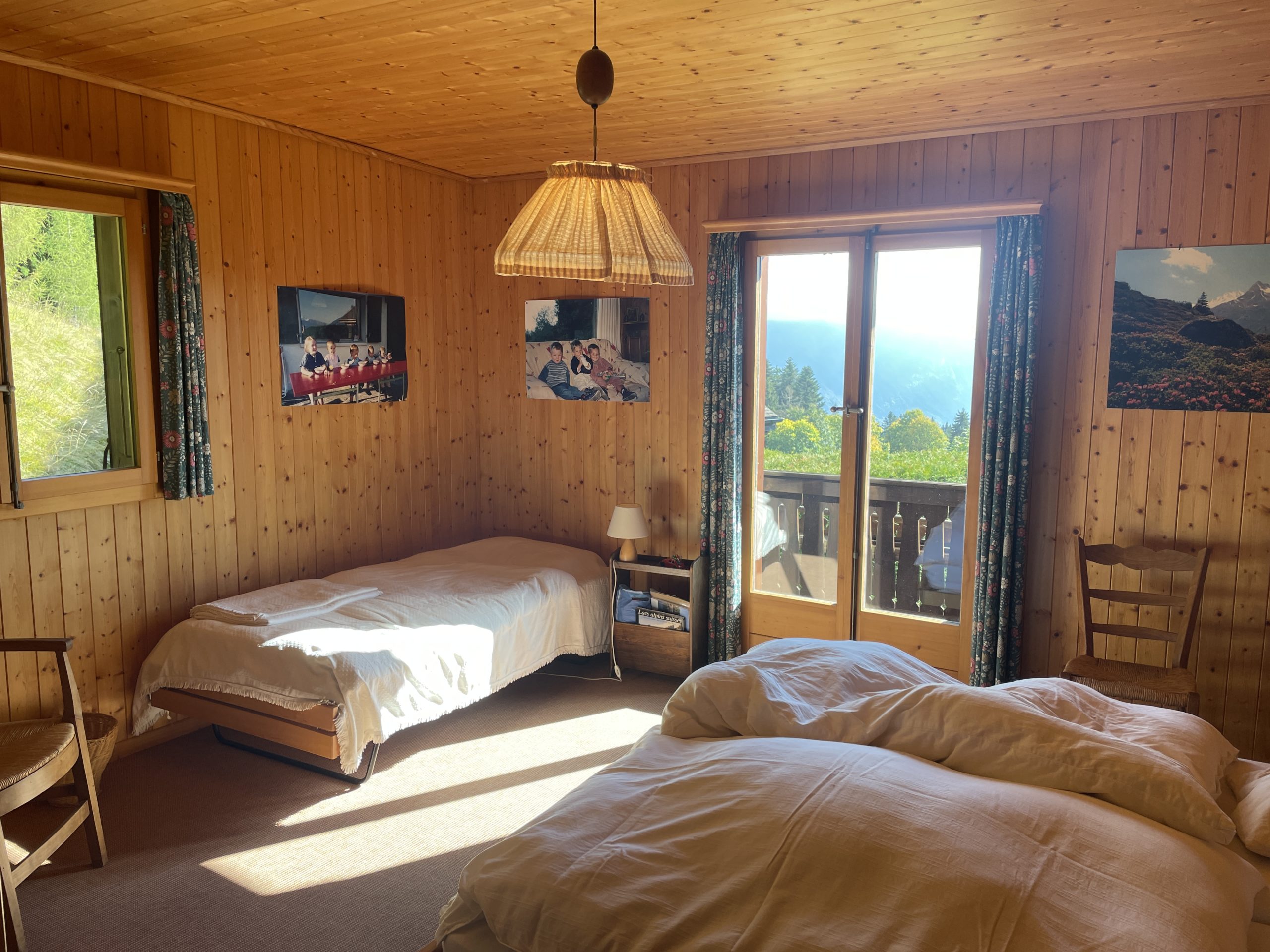 Gemütliches Holz-Schlafzimmer mit Bergblick