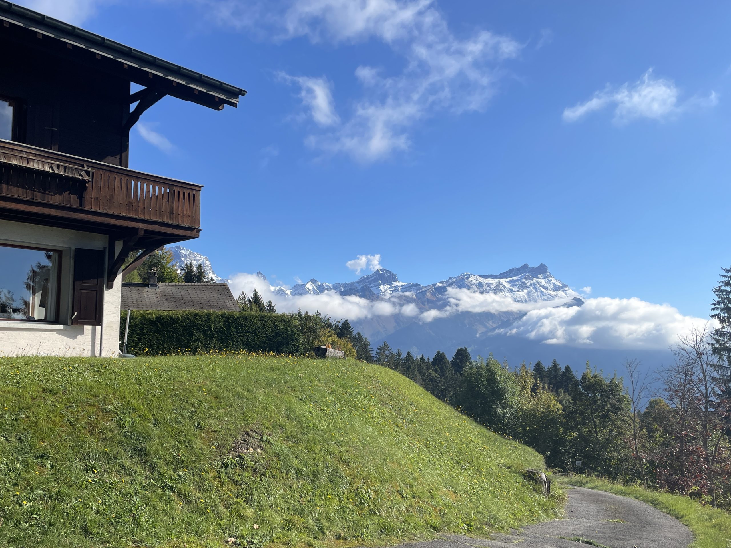 Berghaus mit Alpenblick