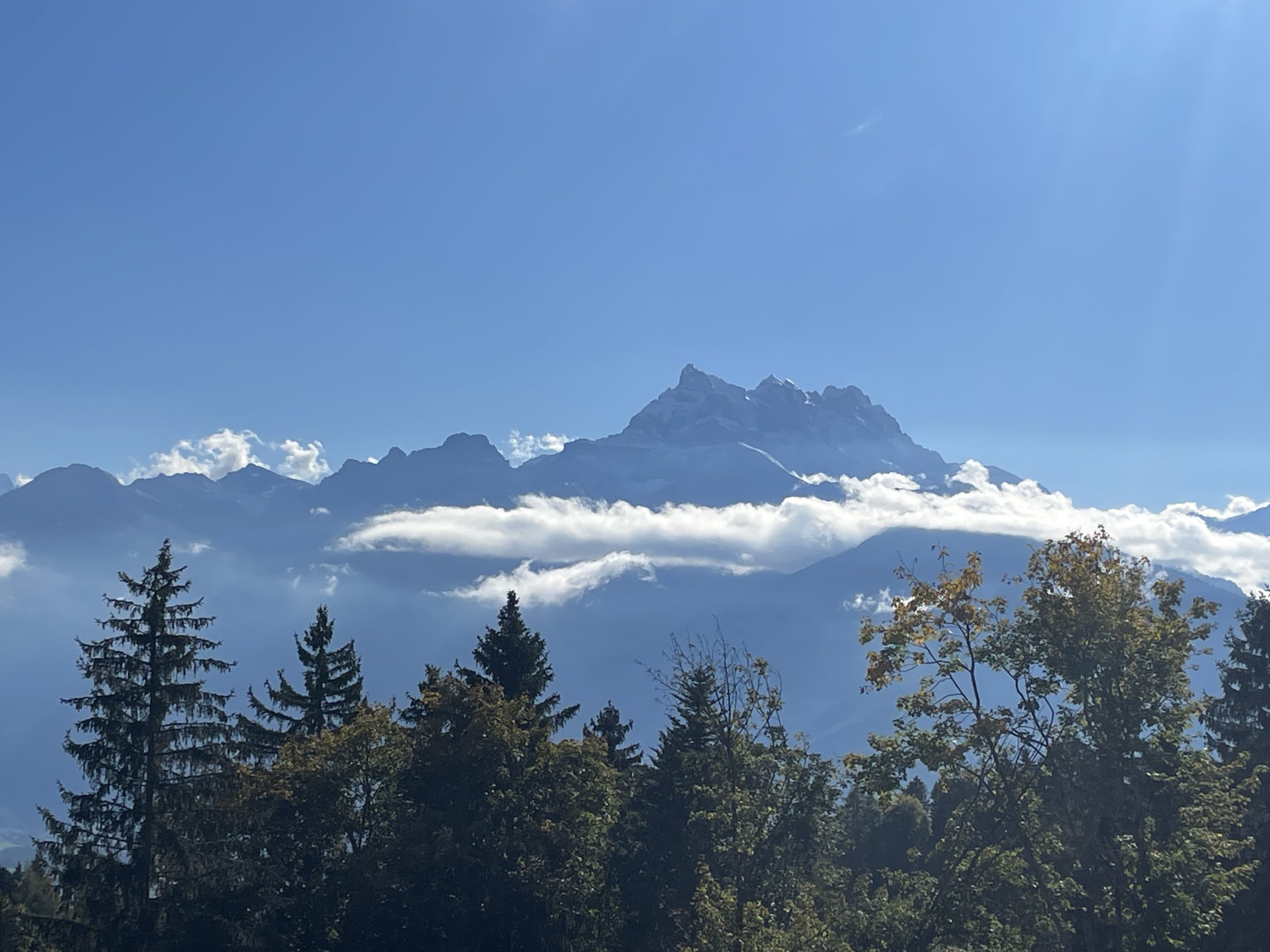Bergpanorama mit blauem Himmel