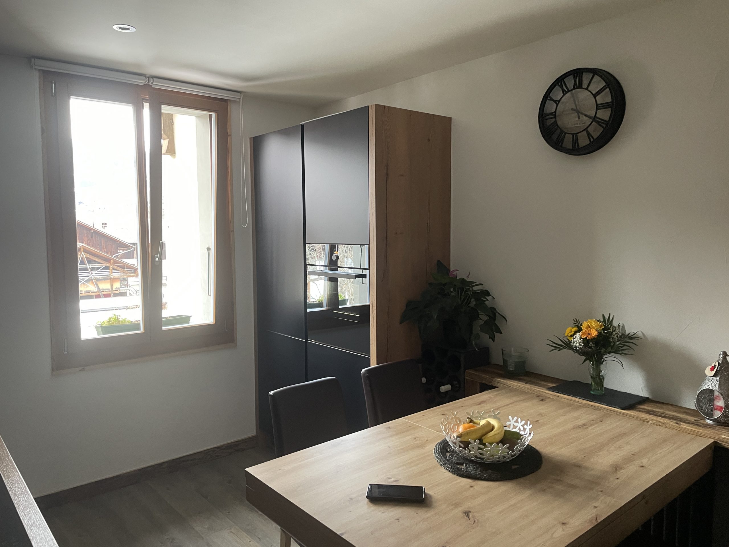 Essbereich mit Holz-Esstisch und Fenster
