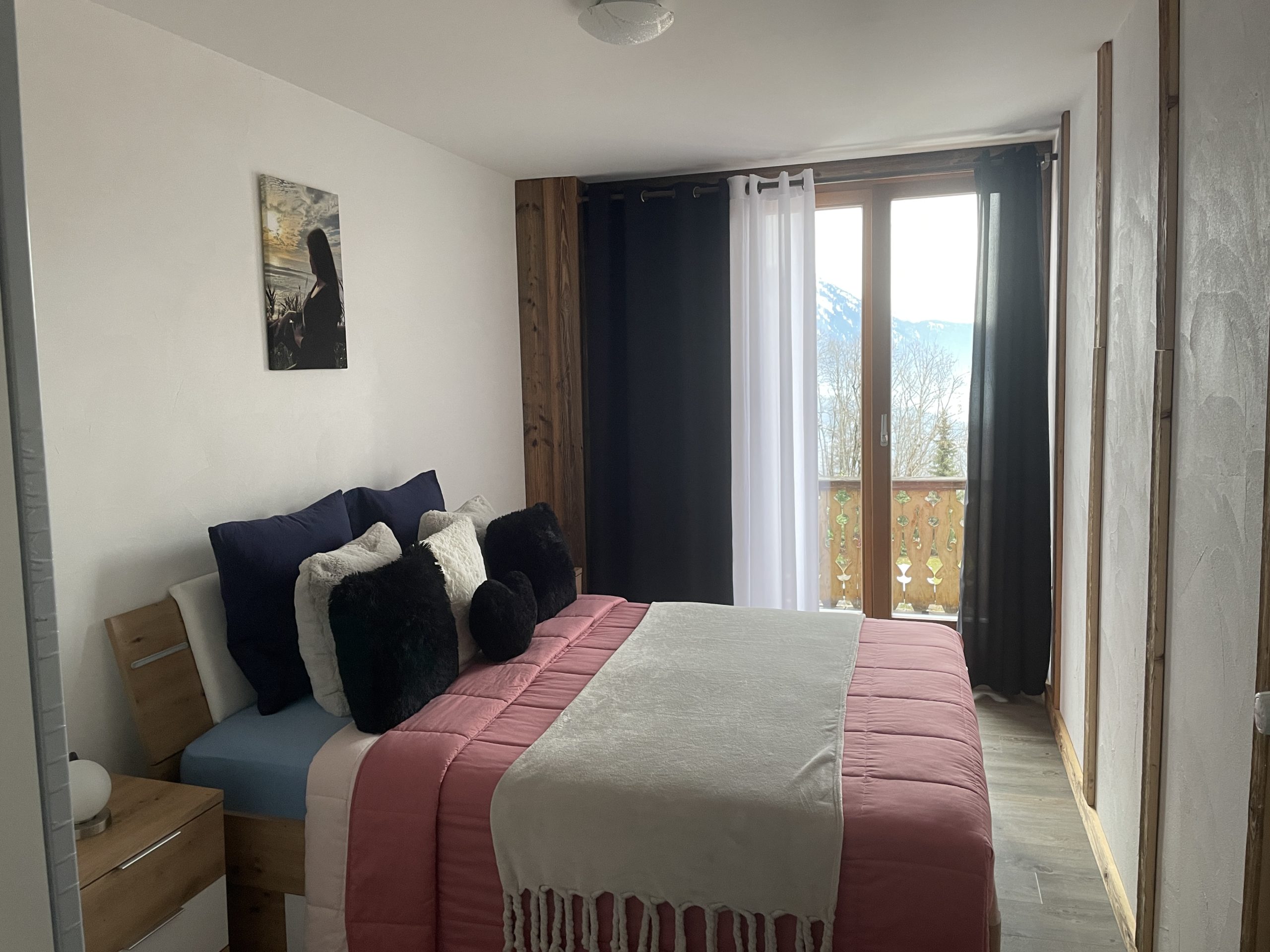Gemütliches Schlafzimmer mit Balkonblick