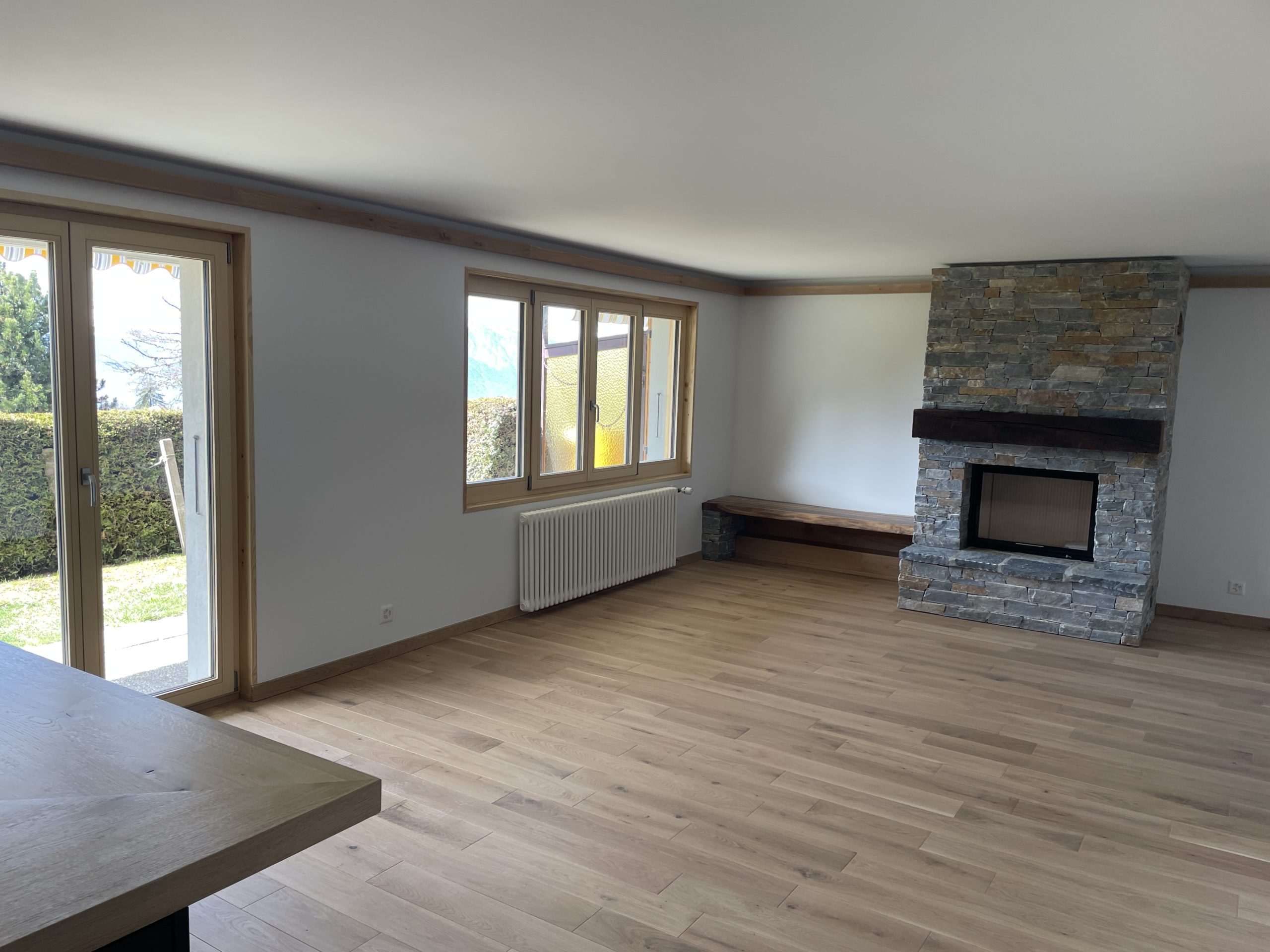 Wohnraum mit Kamin und Holzfußboden