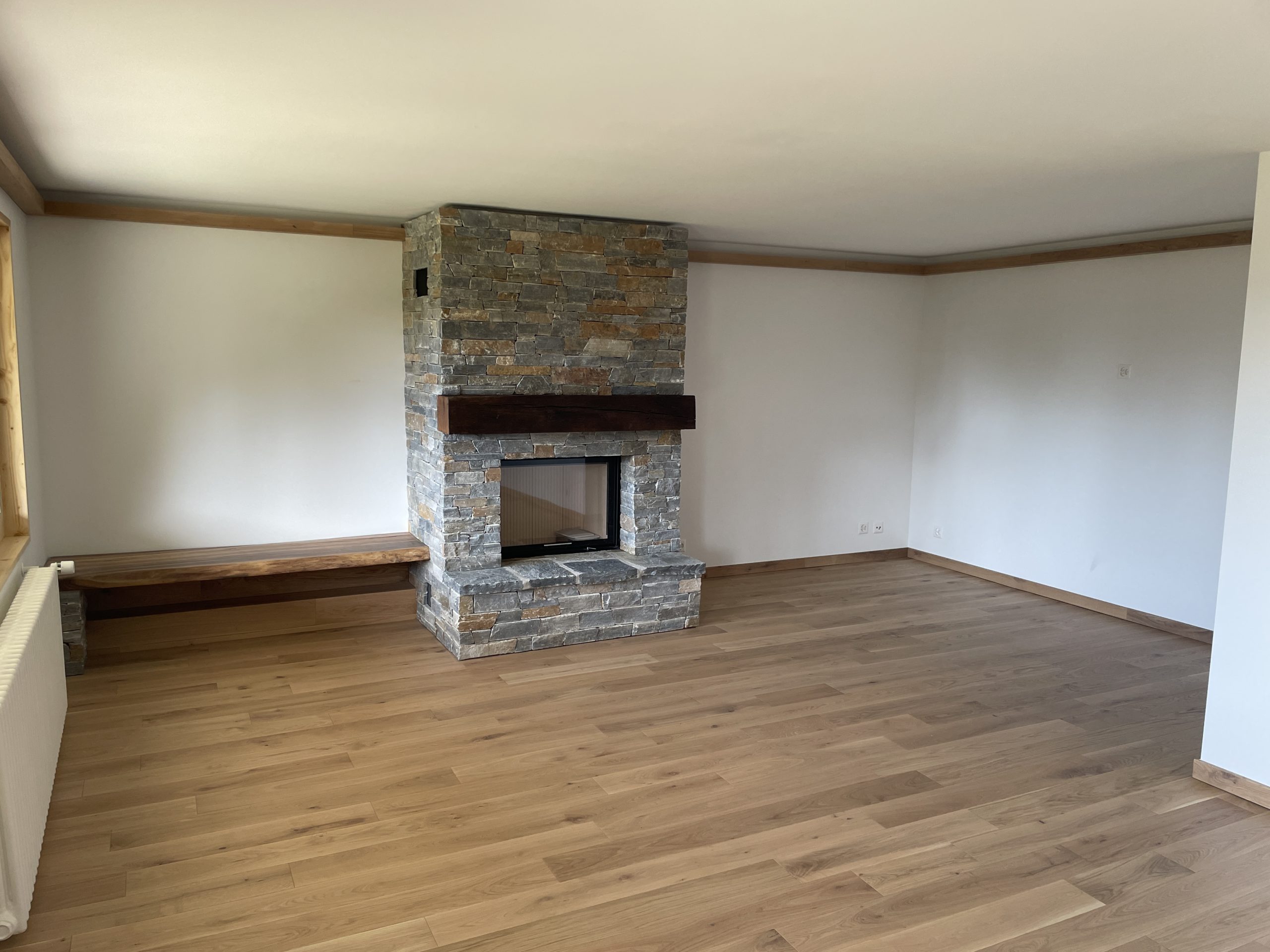 Wohnzimmer mit Kamin