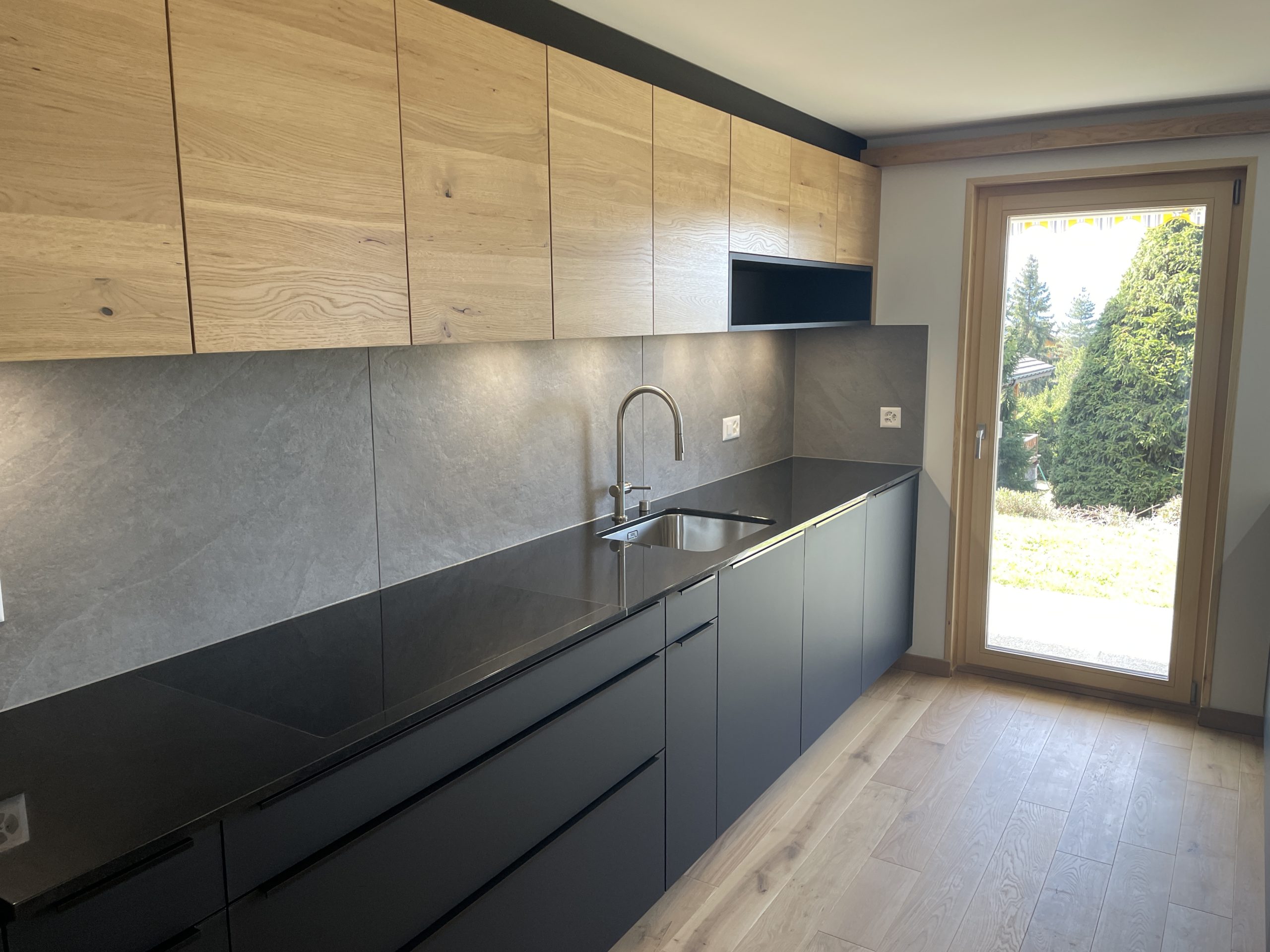 Moderne Küchenzeile mit Blick in den Garten