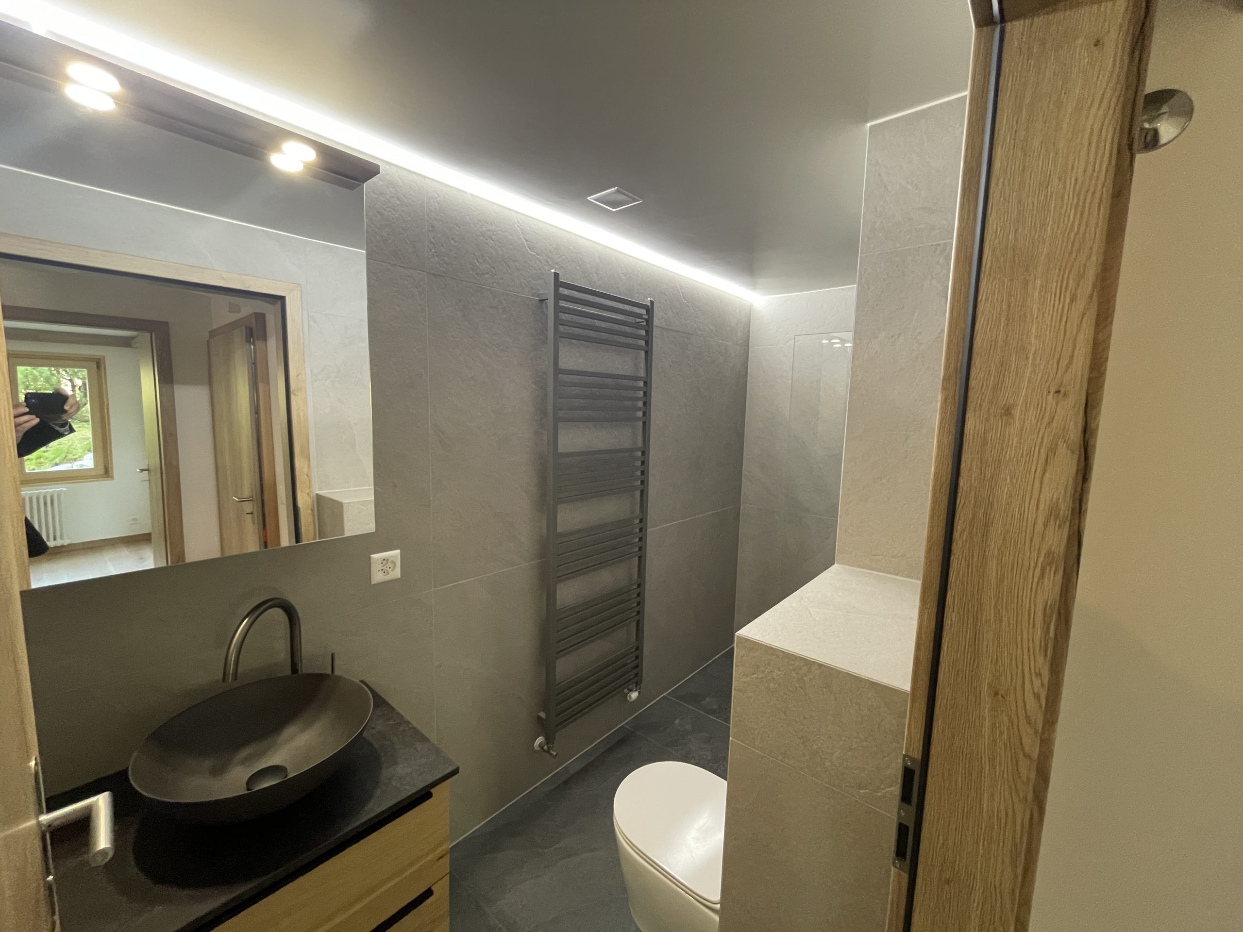 Modernes Badezimmer mit dunklen Akzenten