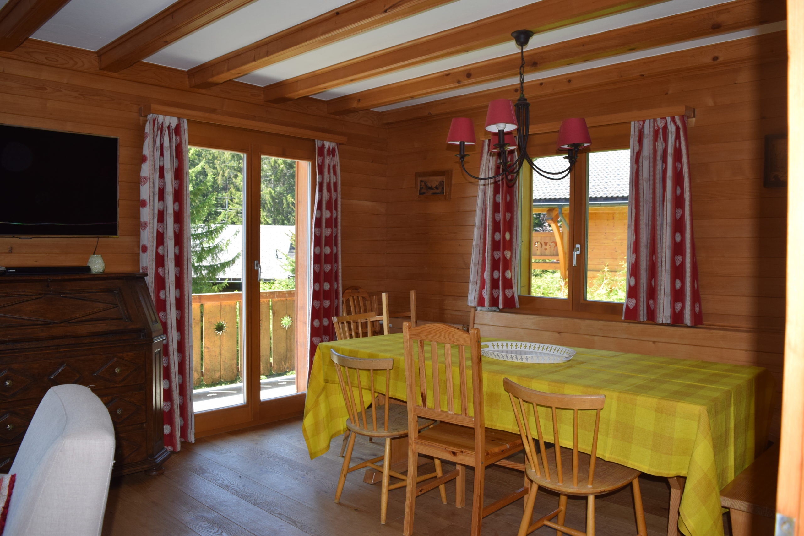 Gemütlicher Essbereich mit Holzvertäfelung