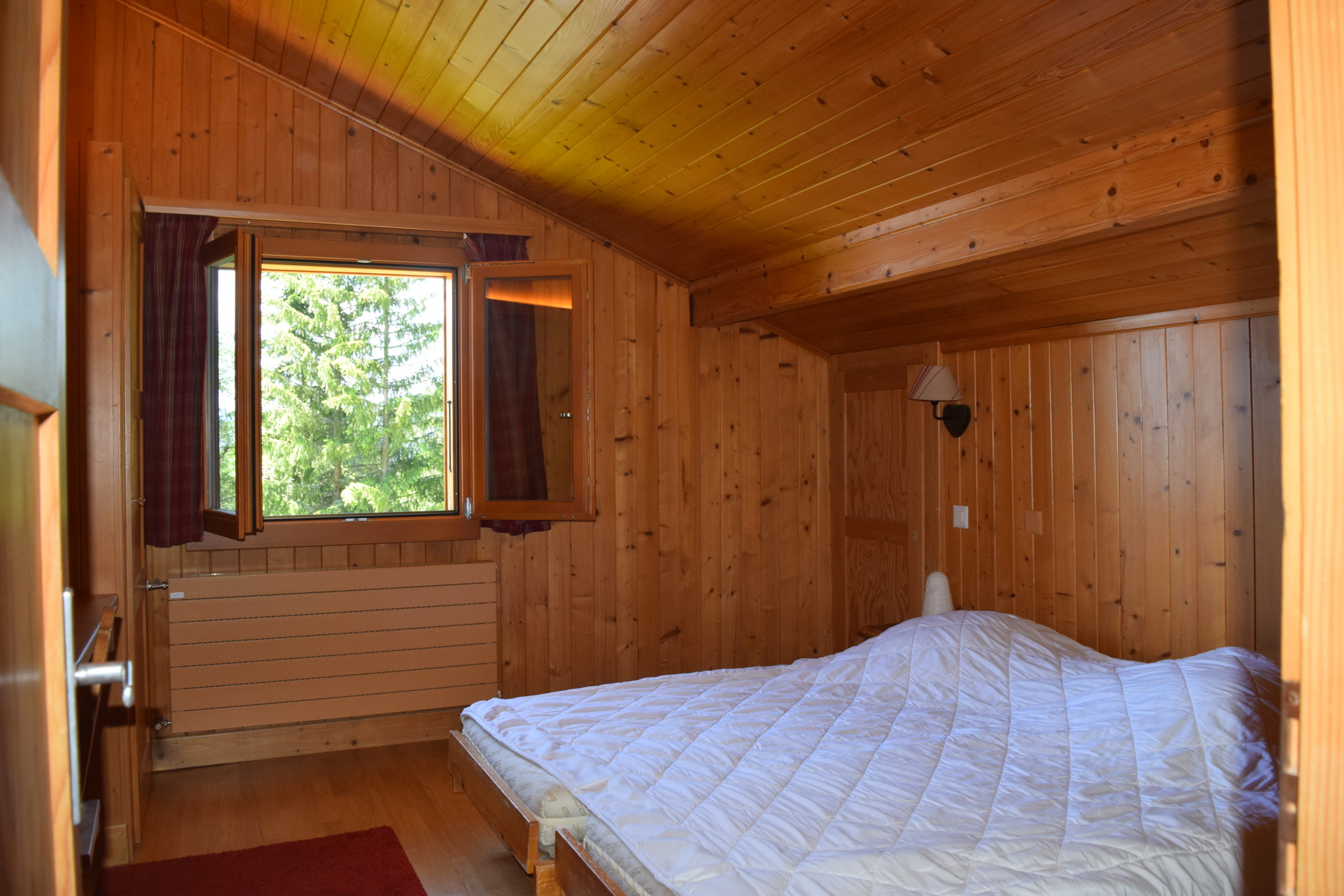 Holzvertälschlafzimmer mit Dachschräge