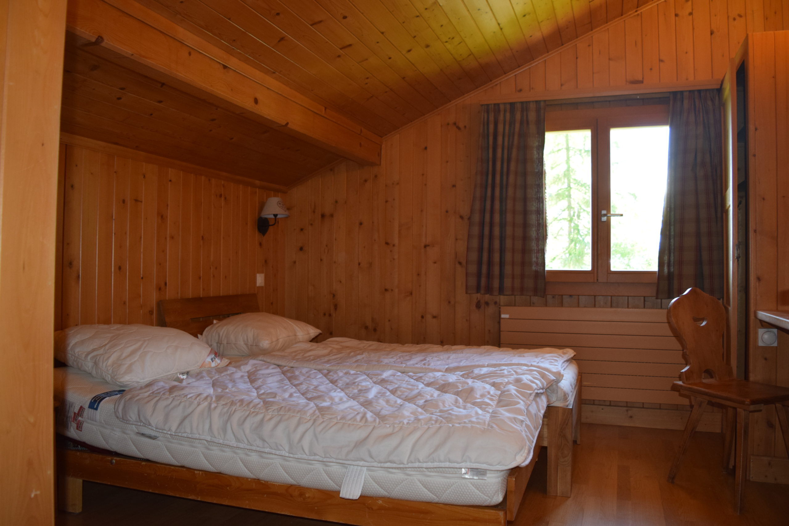 Gemütliches Holz-Schlafzimmer