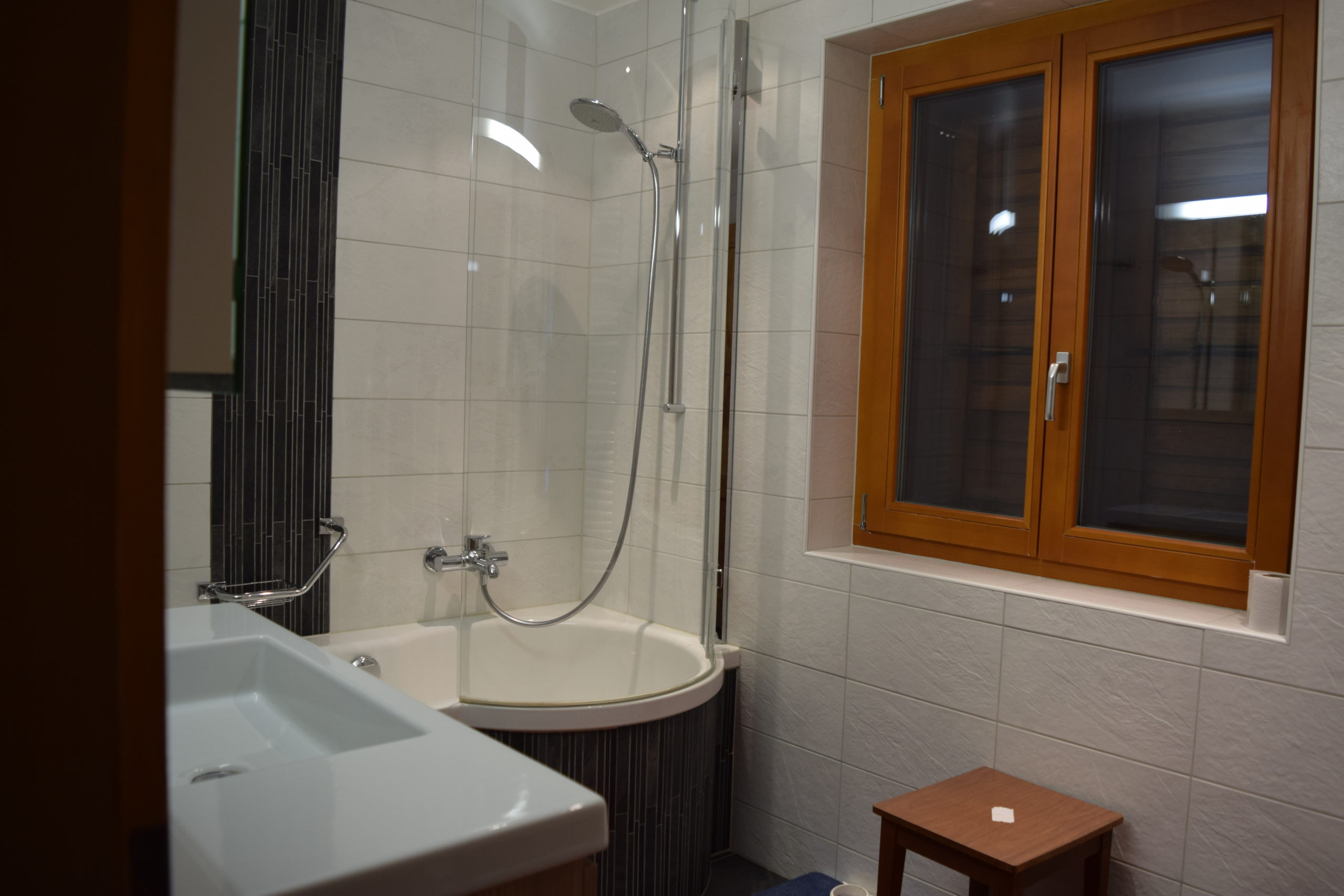 Badezimmer mit Badewanne und Dusche
