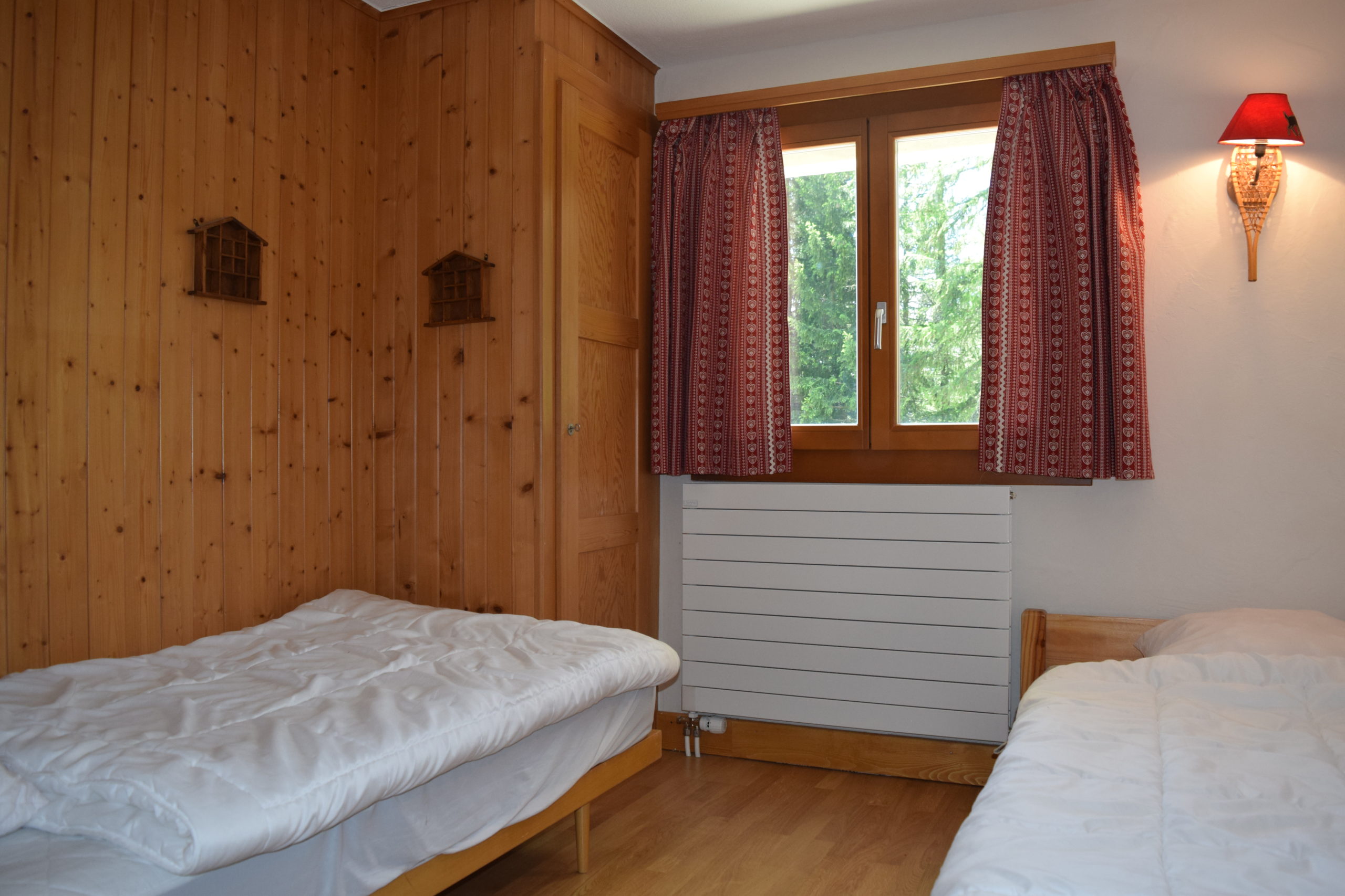 Gemütliches Schlafzimmer mit Holzverkleidung