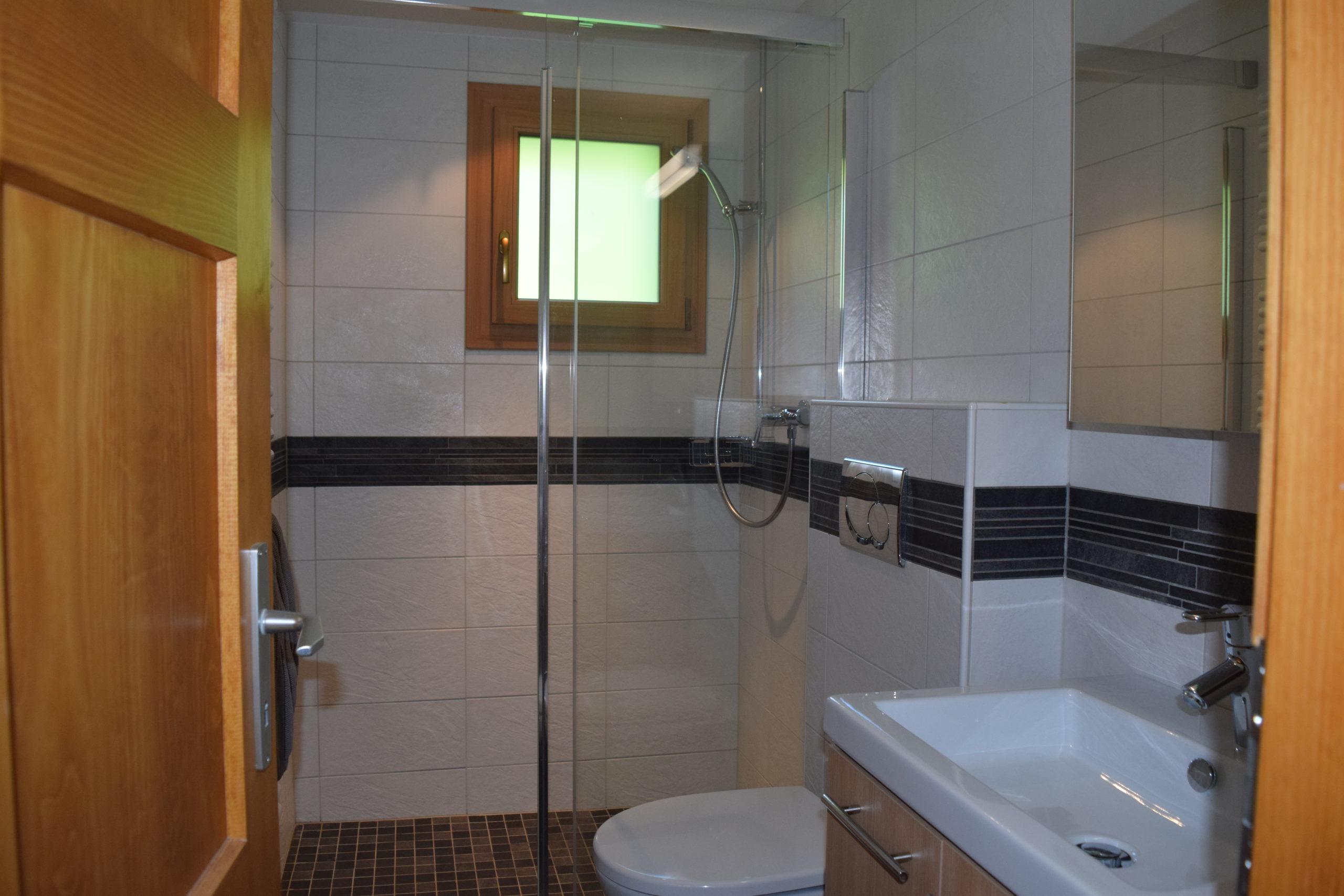 Modernes Badezimmer mit Dusche und Waschtisch