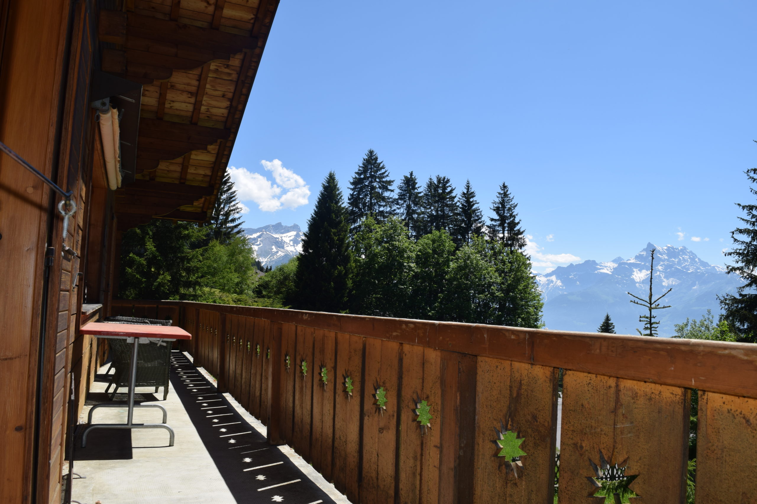 Balkon mit Bergblick