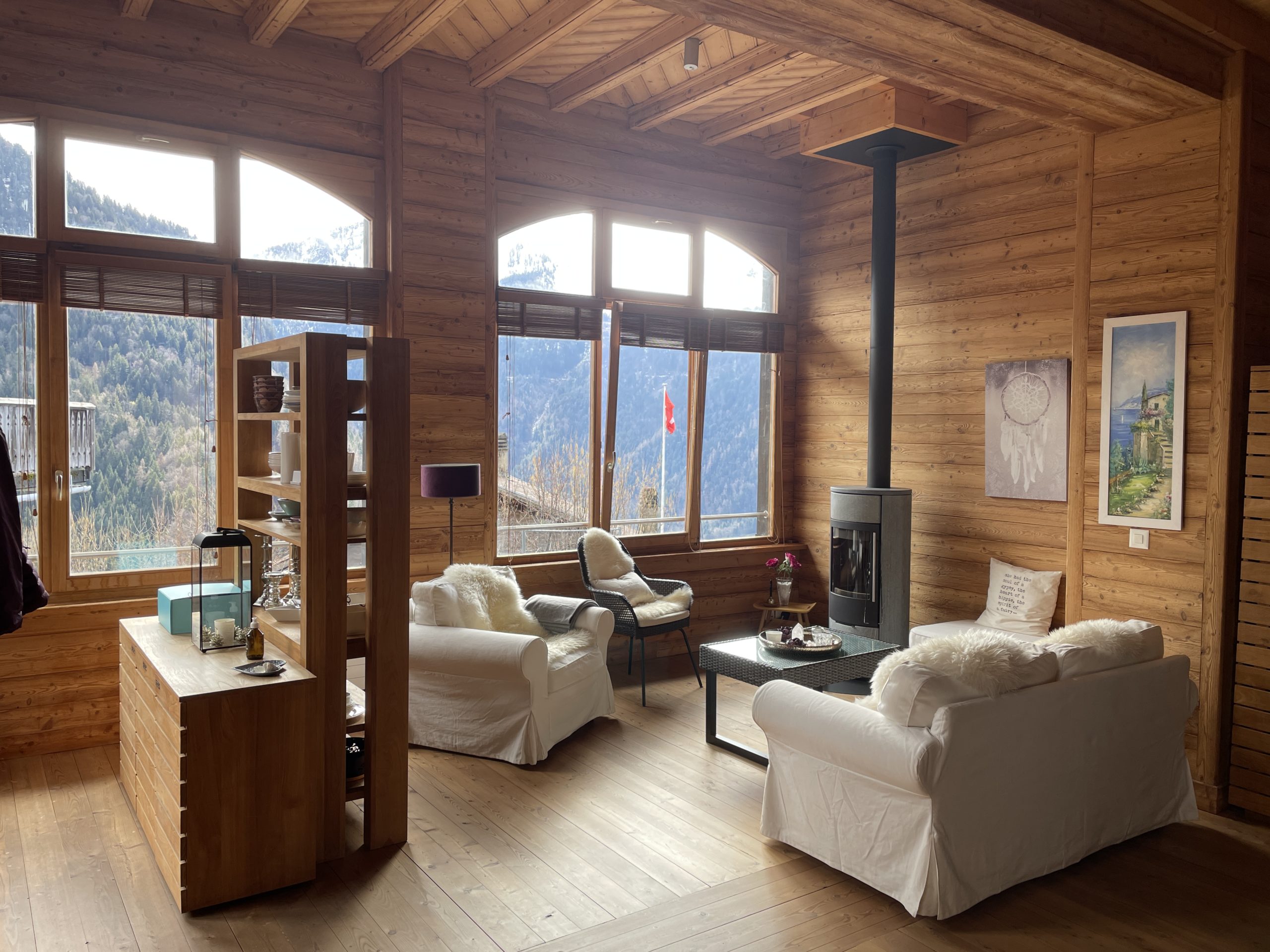 Gemütliches Holz-Wohnzimmer mit Bergblick und Kaminofen