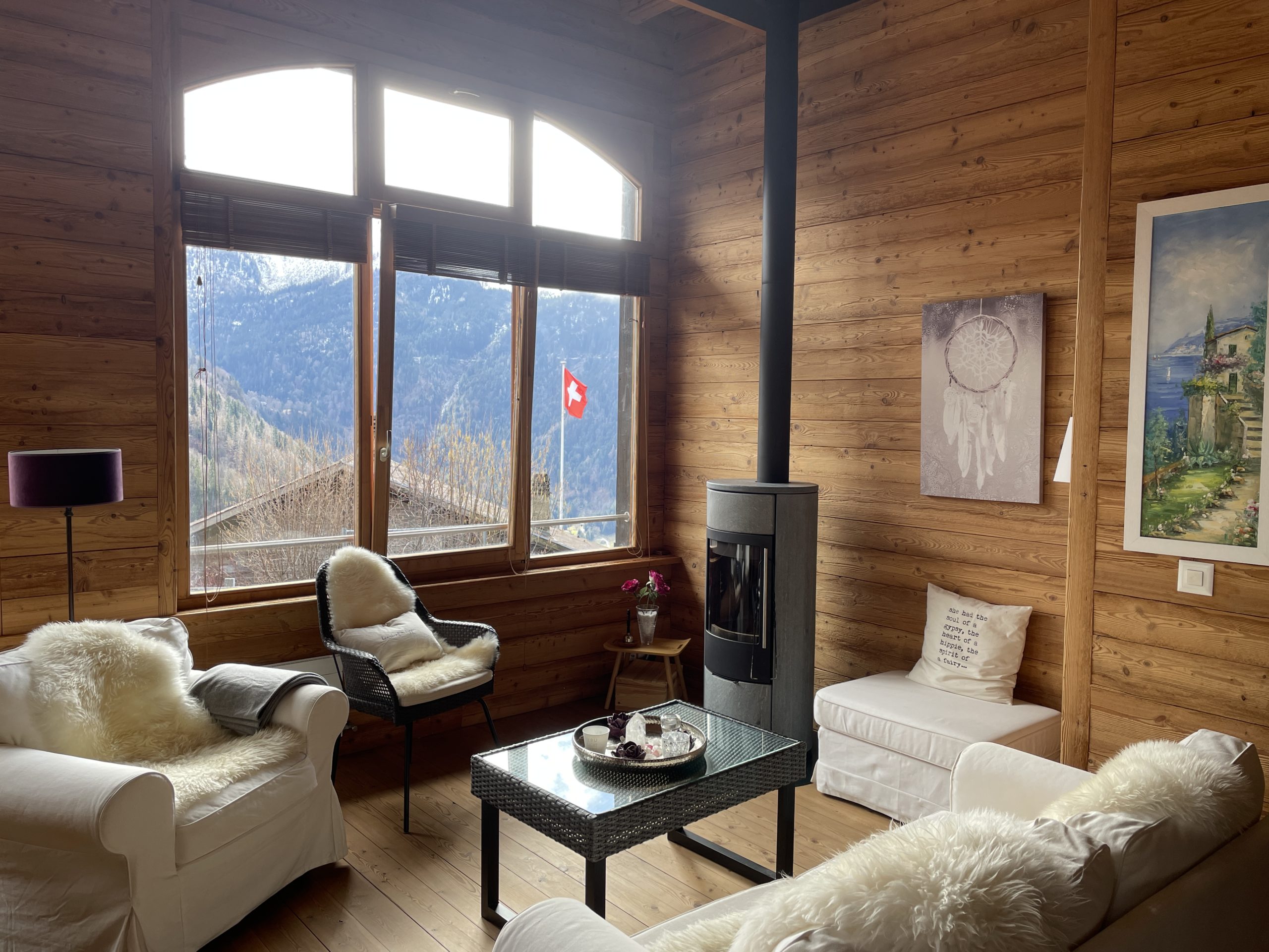 Gemütliches Chalet-Wohnzimmer mit Bergblick
