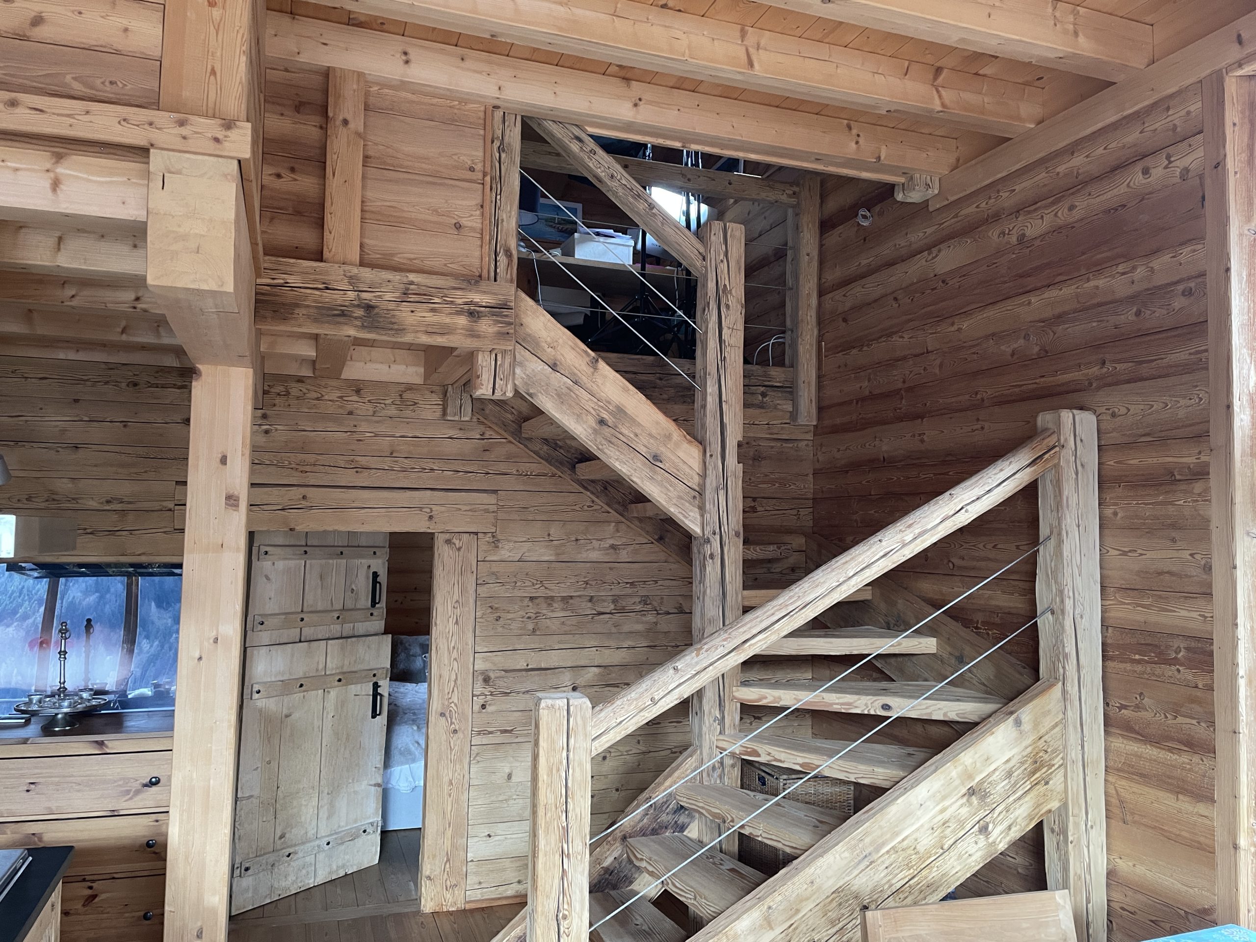 Rustikale Holztreppe im Innenraum