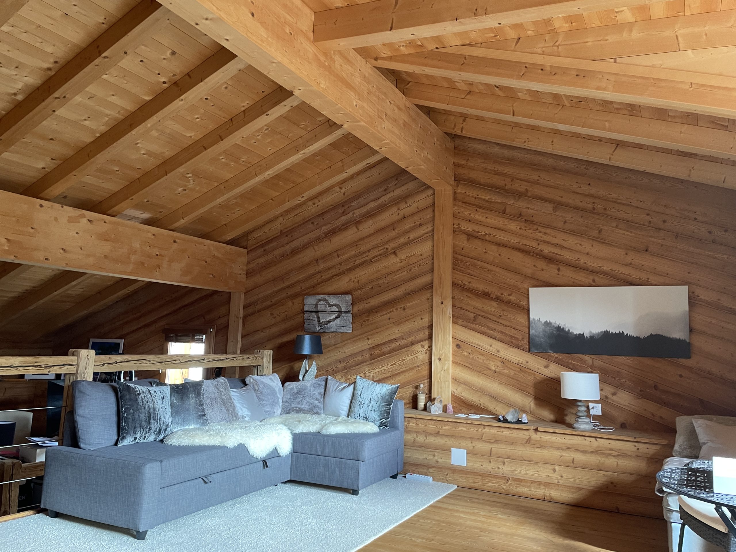 Gemütliches Dachgeschoss-Wohnzimmer mit viel Holz