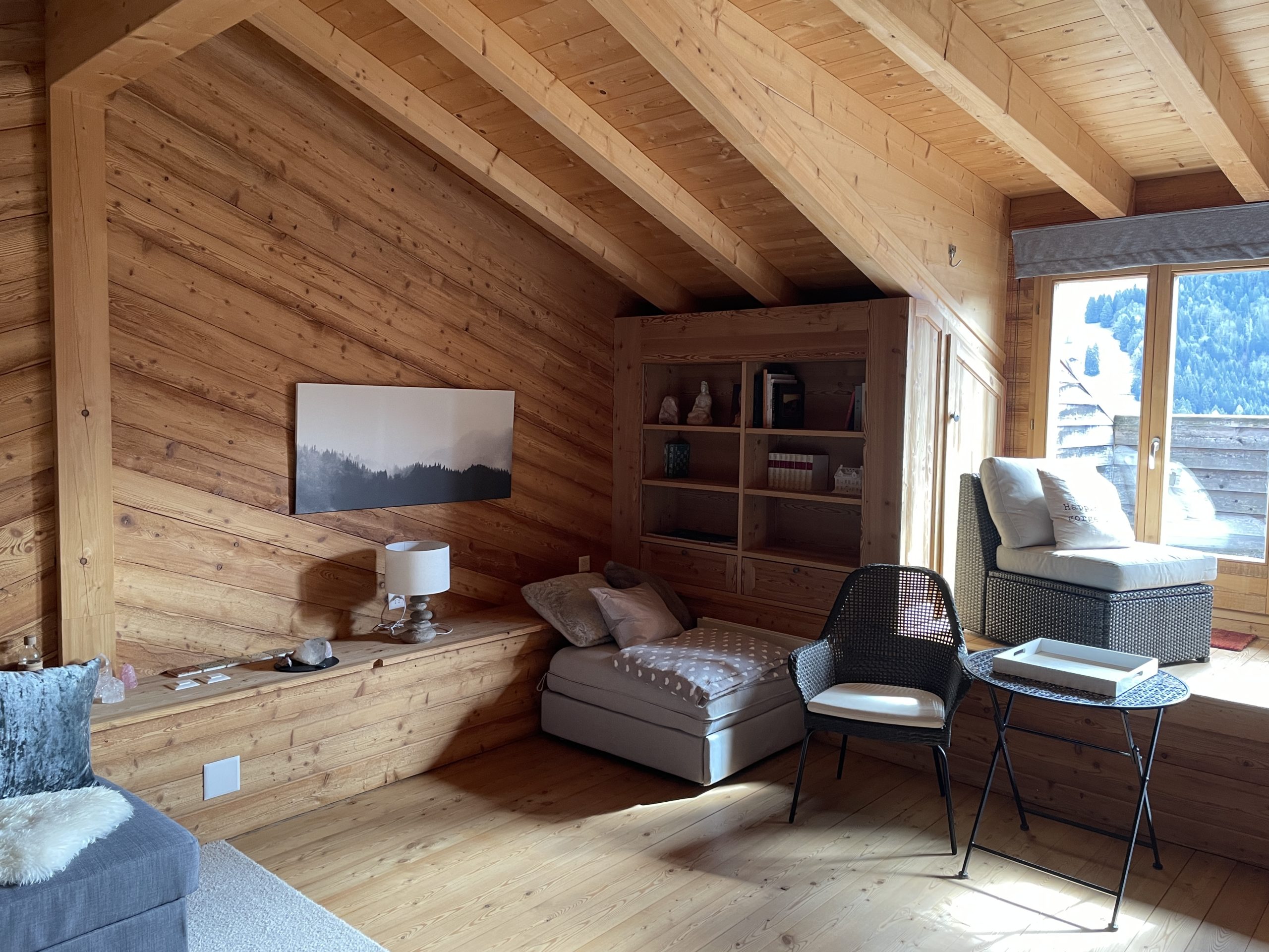 Gemütliche Holz-Dachgeschosslounge