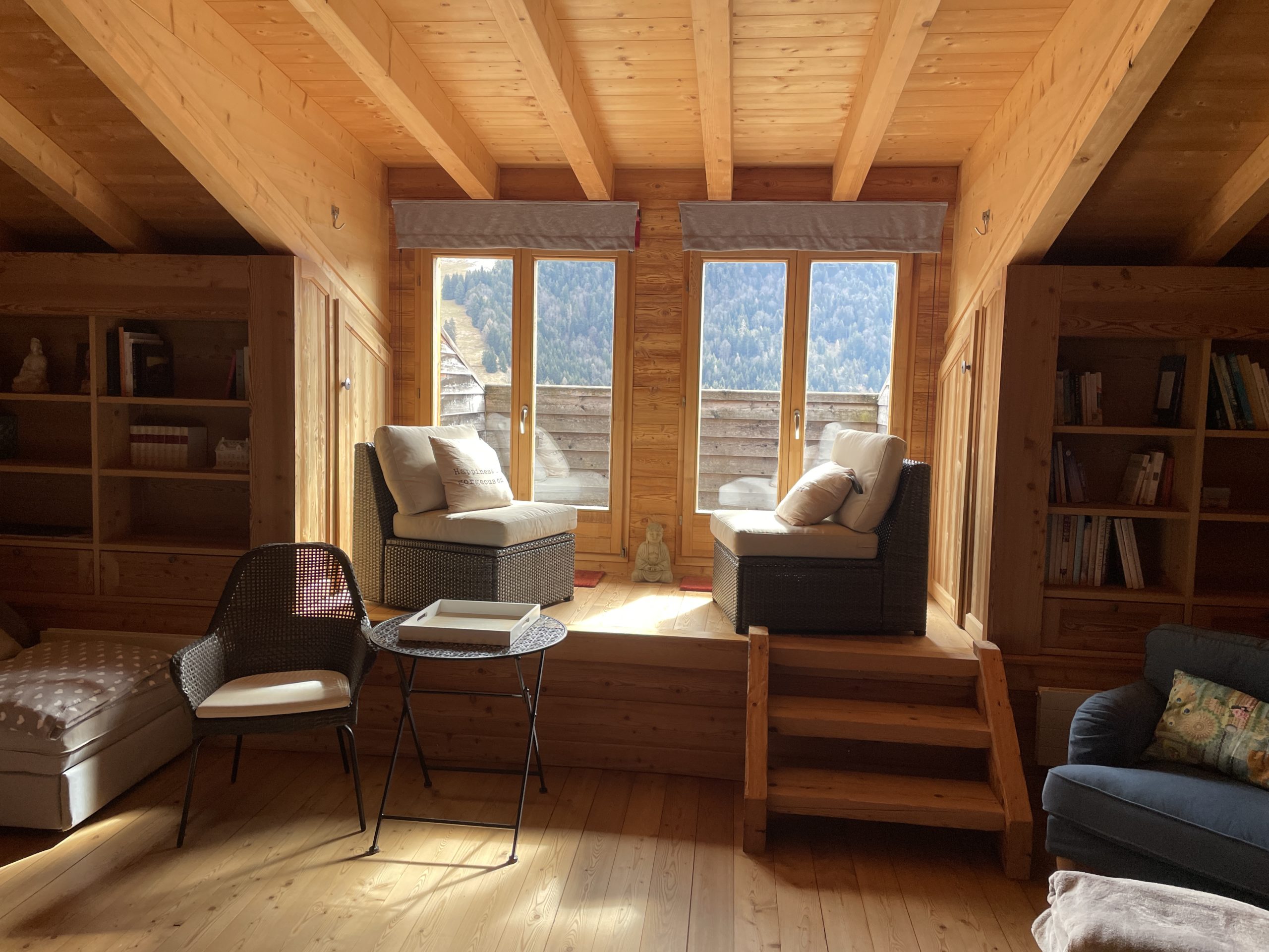 Gemütliches Holz-Wohnzimmer mit Bergblick