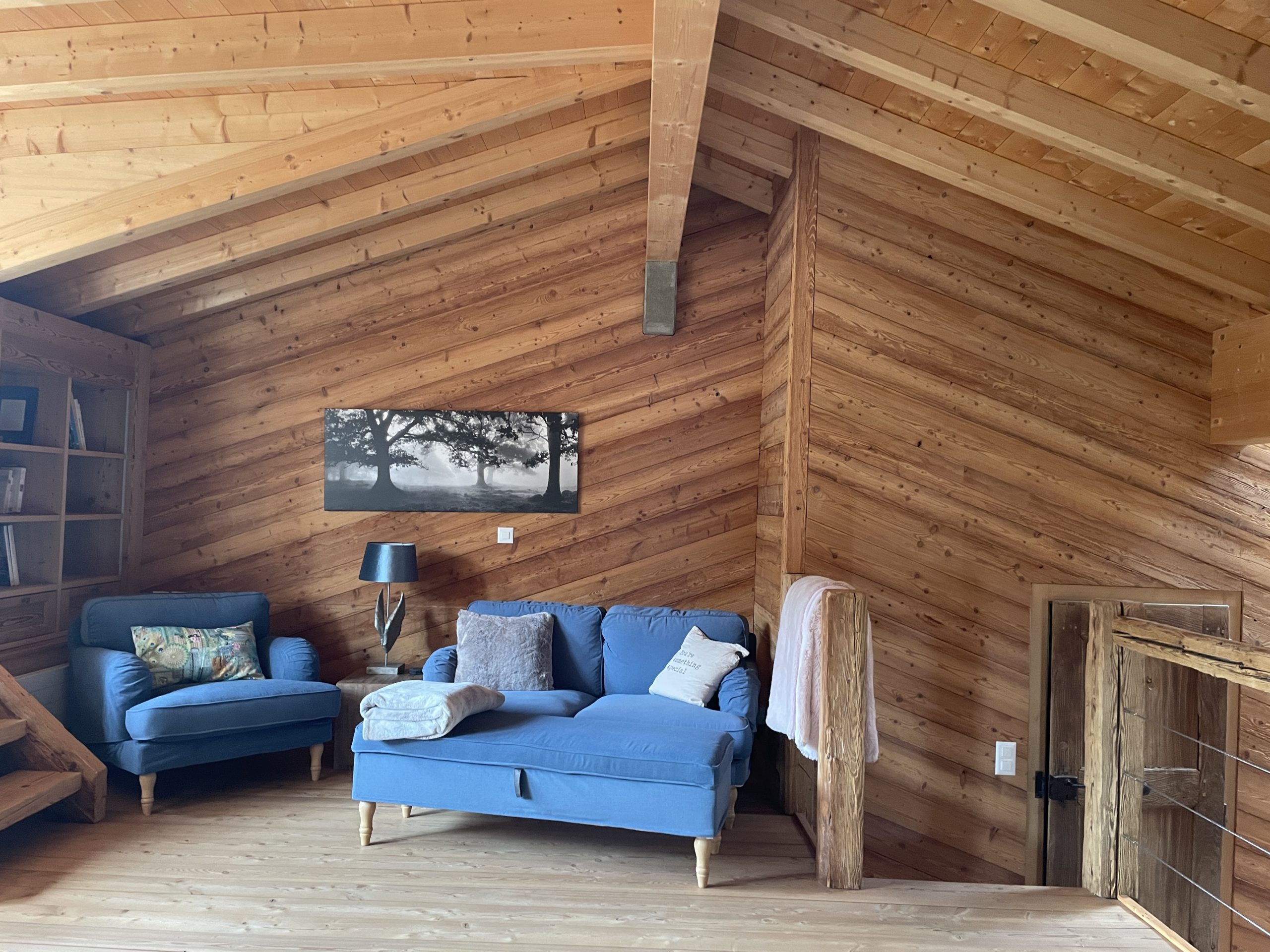Gemütliches Dachgeschoss-Wohnzimmer mit Holzverkleidung