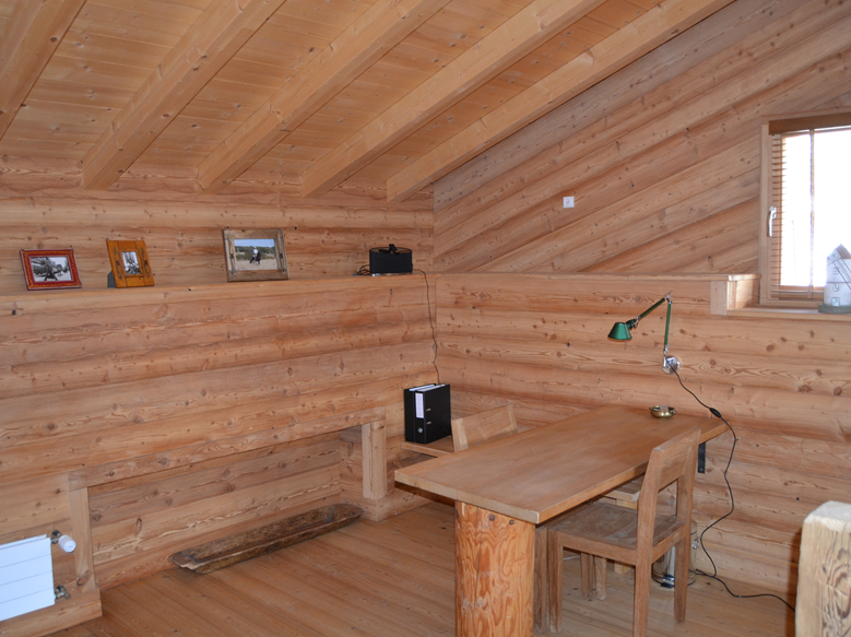 Holzverkleidetes Arbeitszimmer