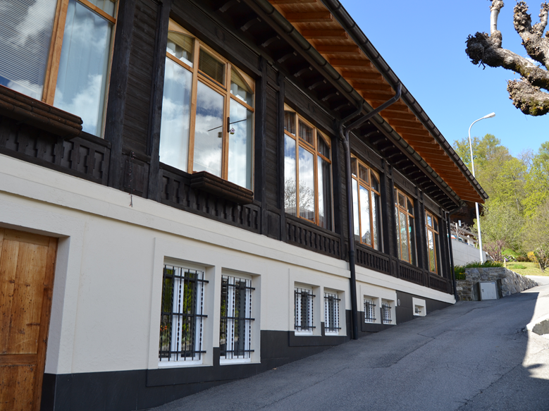 Traditionelles Holzhaus an einer Hanglage