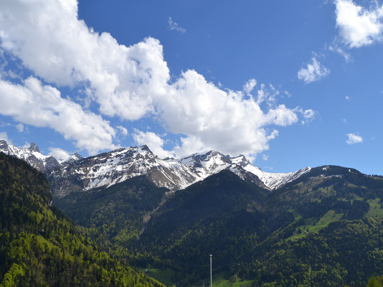 Bergpanorama mit Schneegipfeln