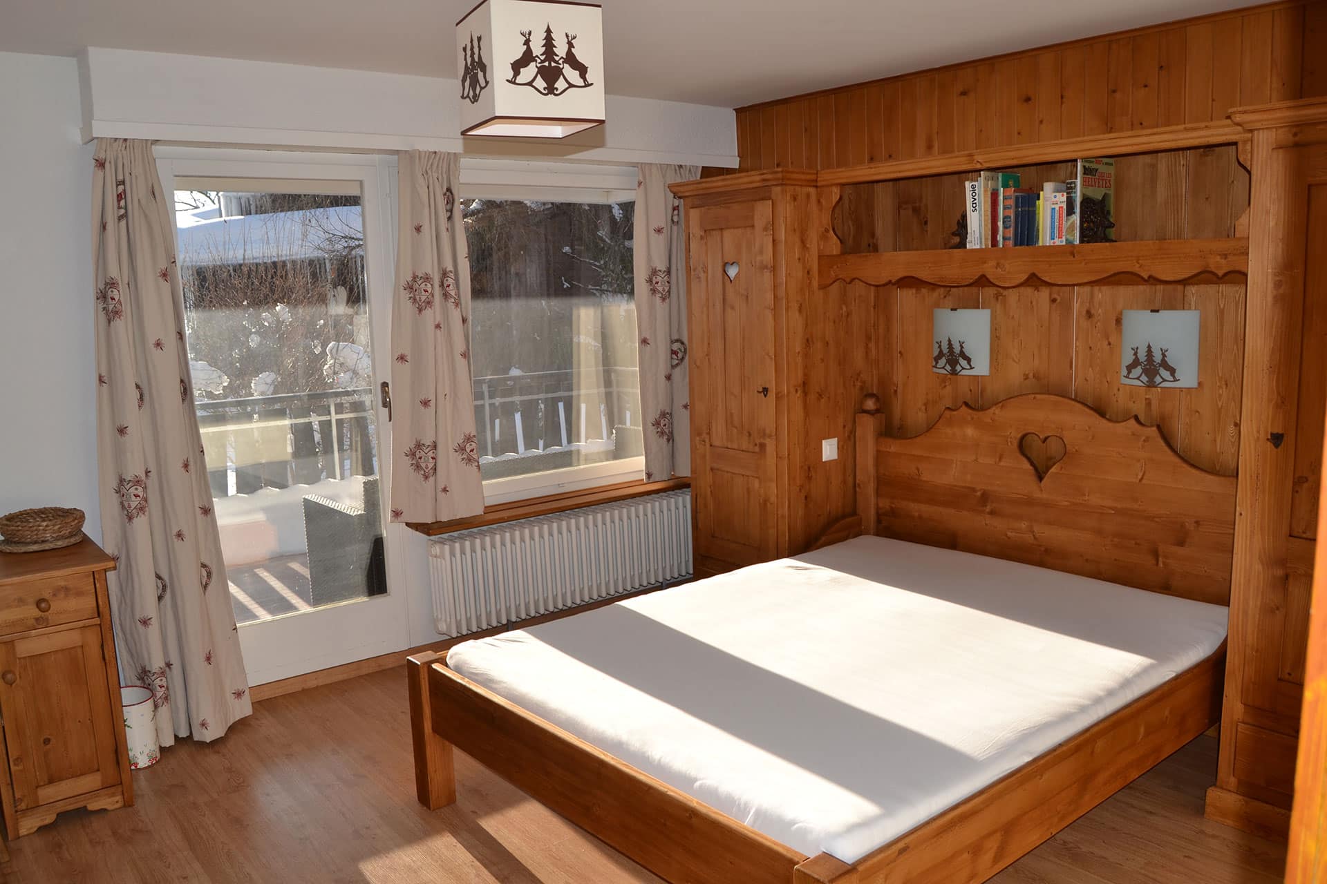 Rustikal eingerichtetes Schlafzimmer mit Holzmöbeln