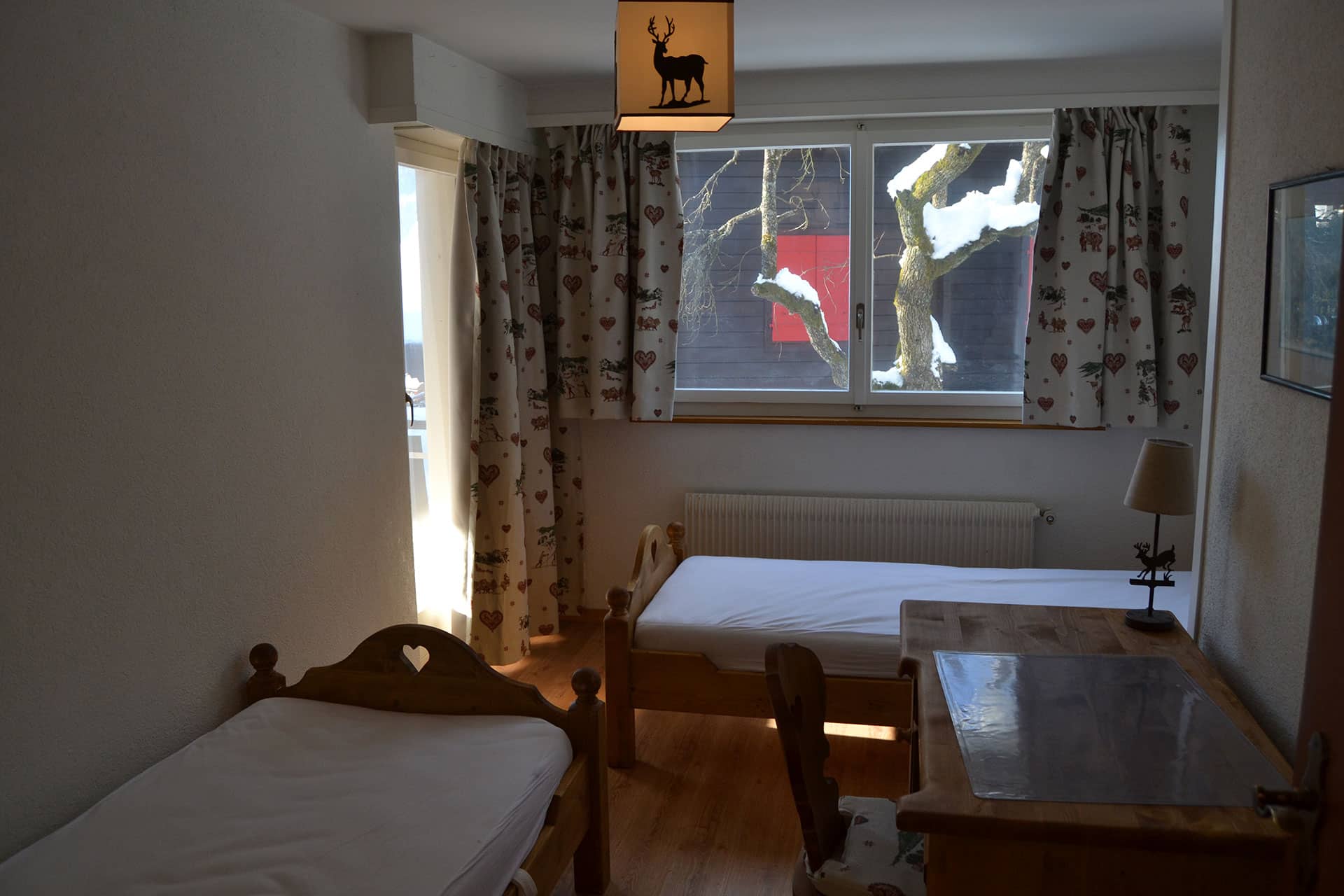 Gemütliches Schlafzimmer mit Blick ins Freie