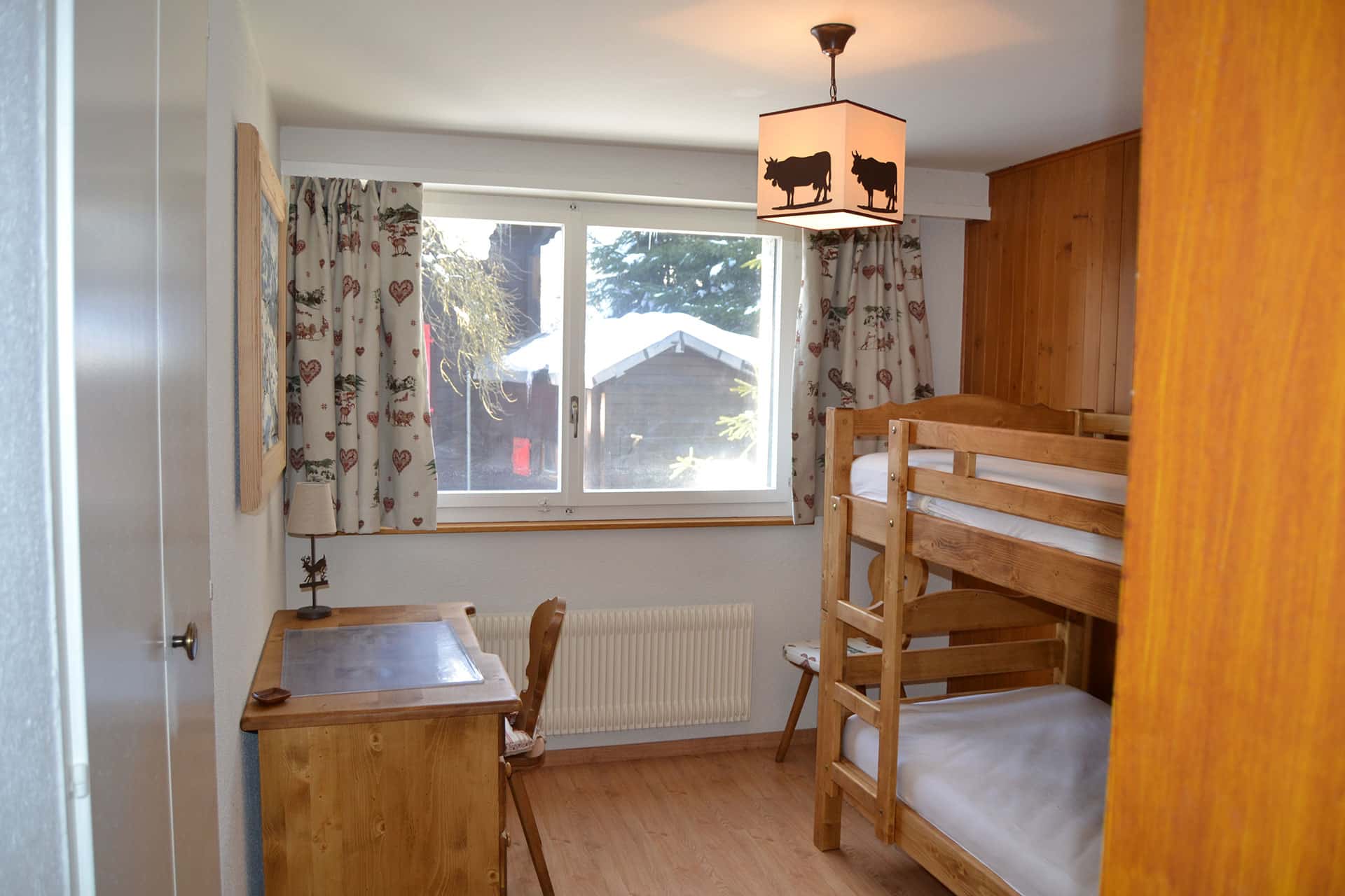 Gemütliches Kinderzimmer mit Holzmöbeln