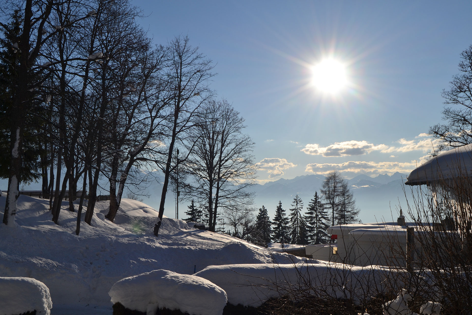 Schneelandschaft mit Bergblick