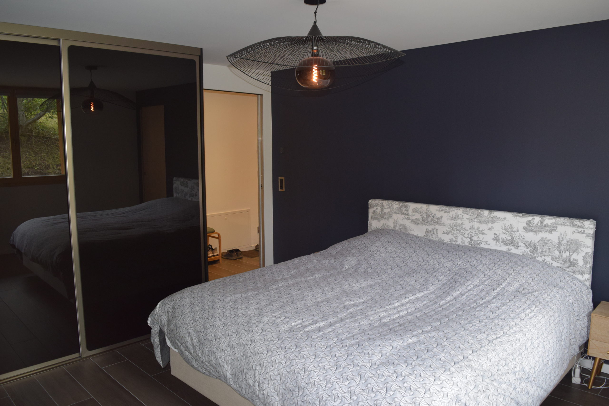 Modernes Schlafzimmer mit dunkler Akzentwand