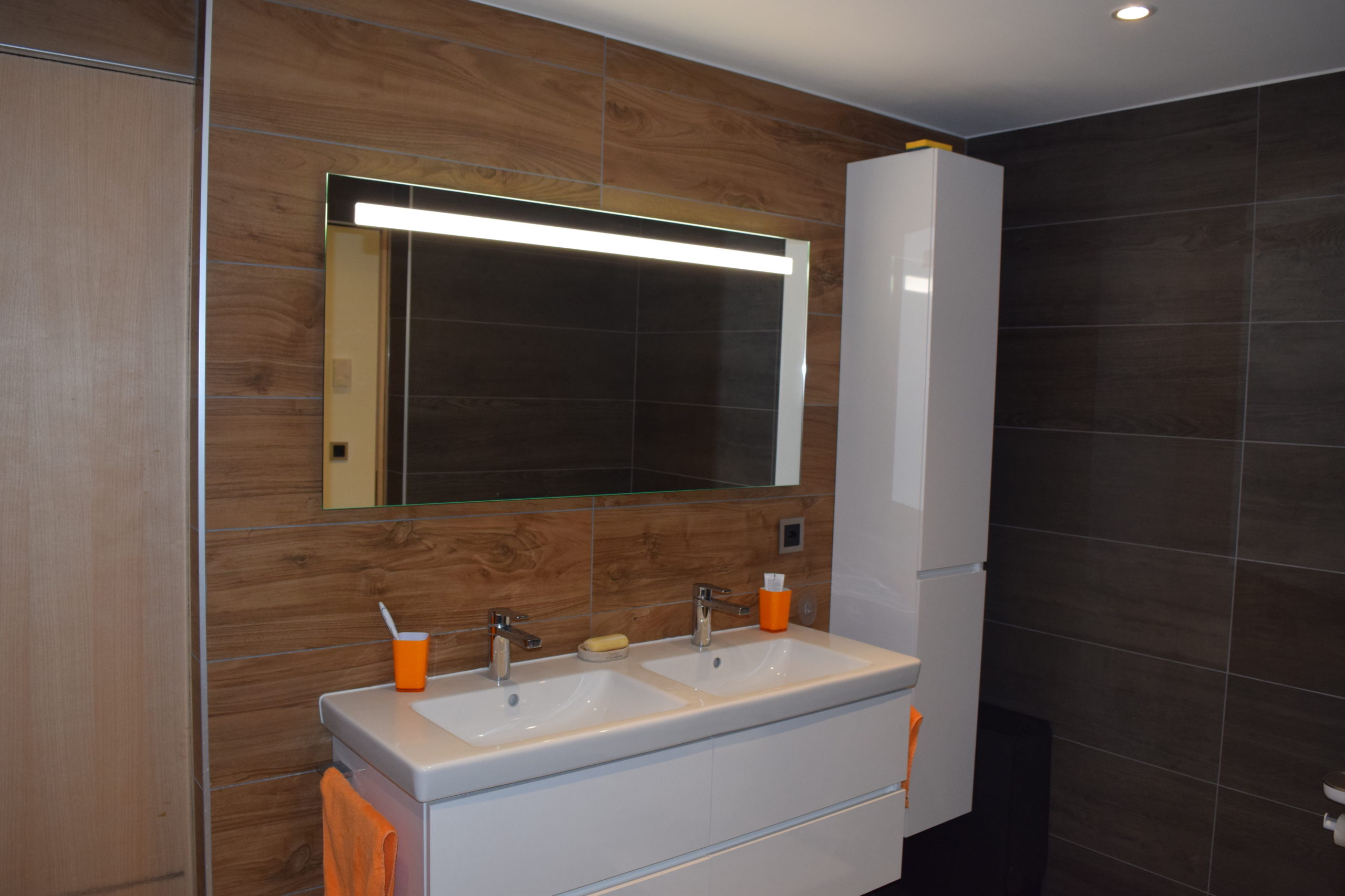 Modernes Badezimmer mit Doppelwaschtisch