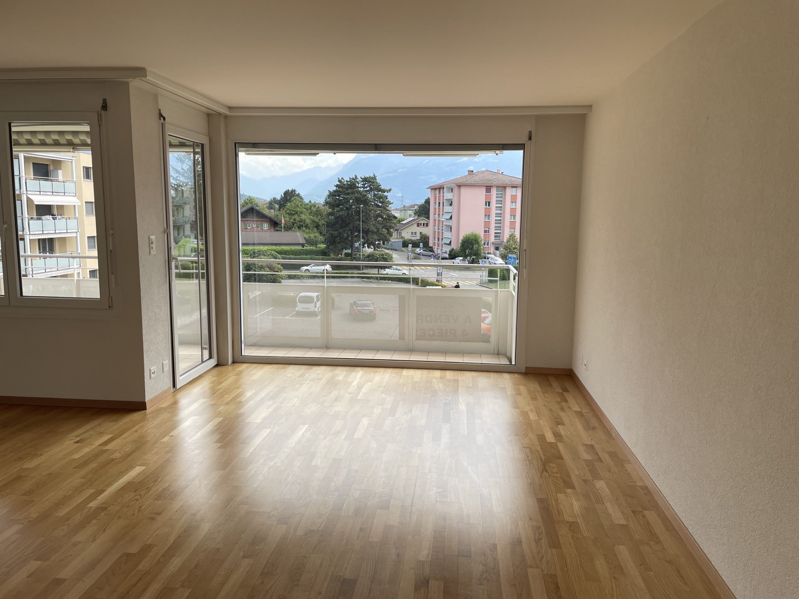 Leeres Wohnzimmer mit Balkonblick