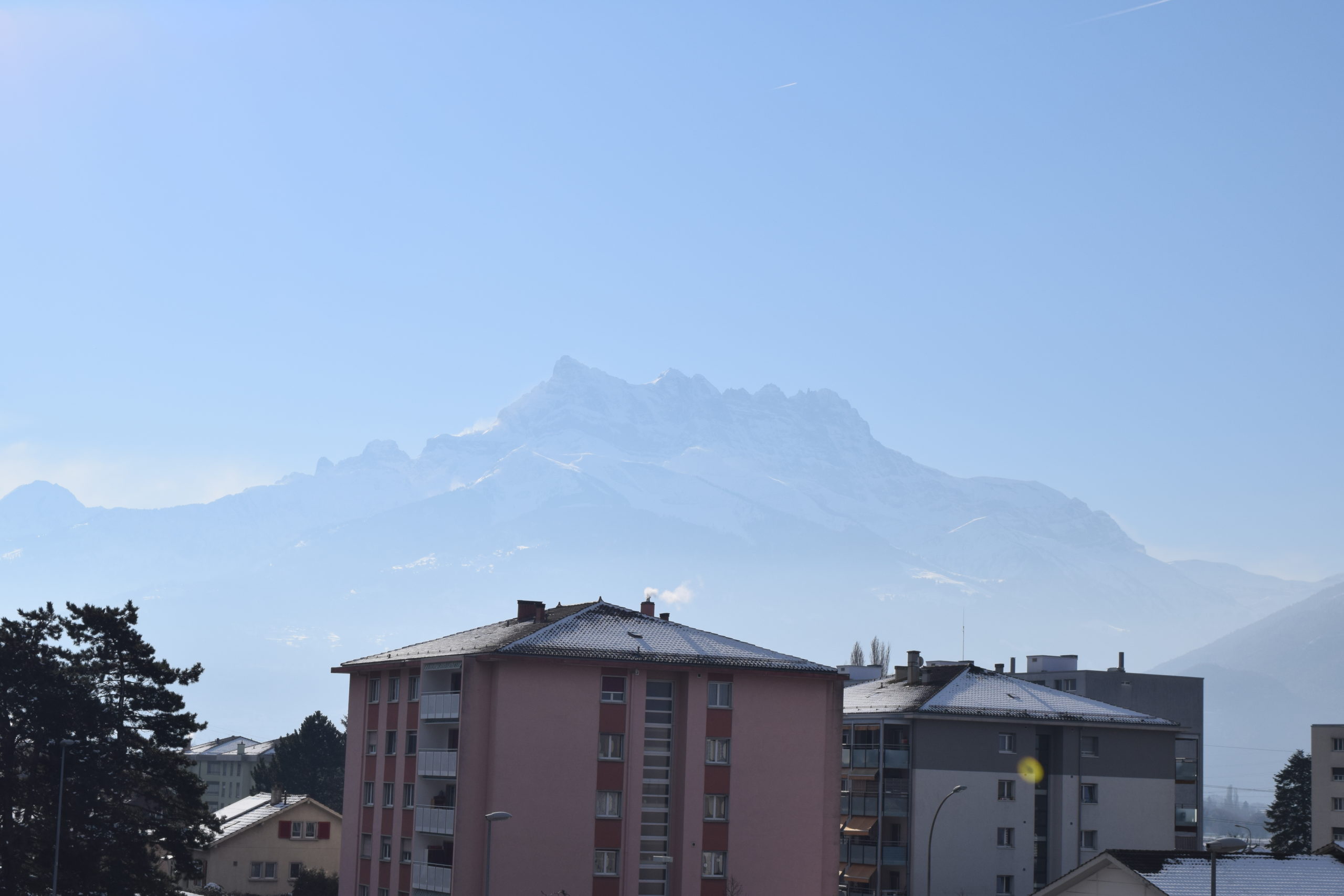Bergblick über Wohnhäuser