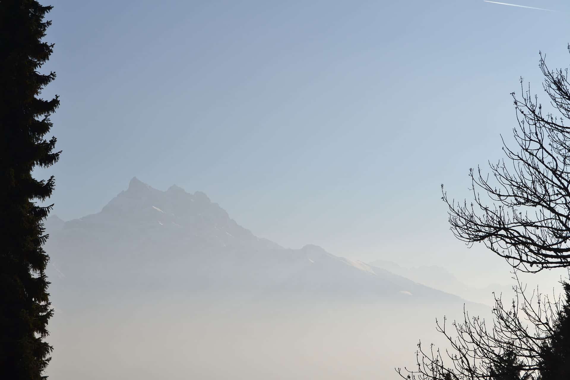 Bergblick im Dunst