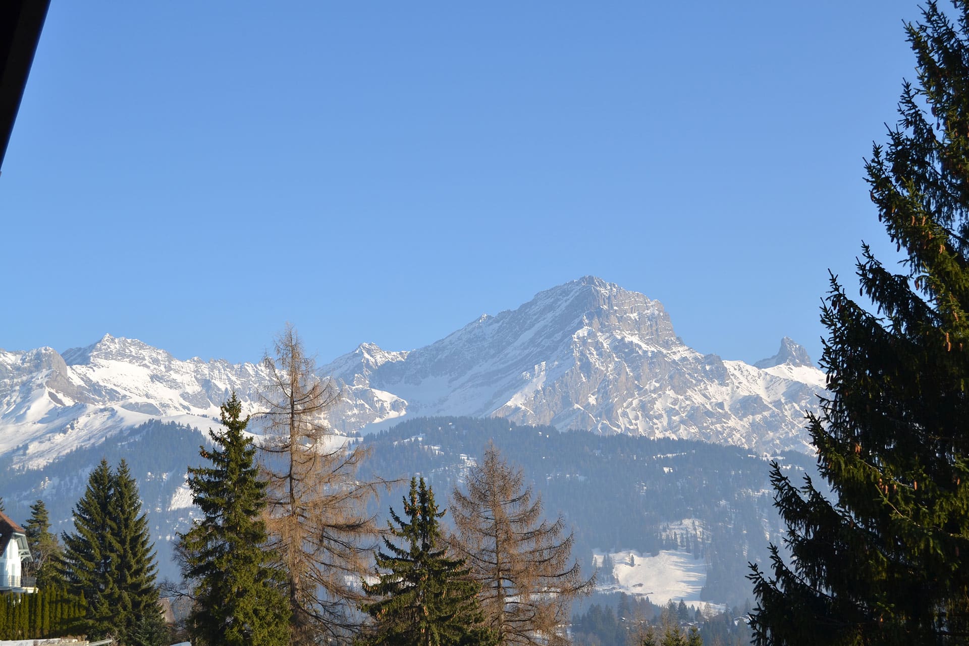 Bergpanorama mit verschneiten Gipfeln