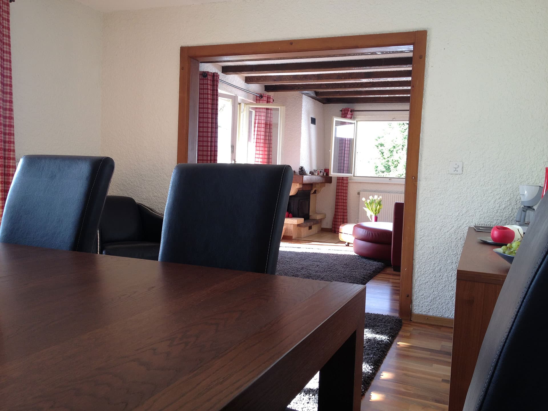 Essbereich mit Durchgang zum Wohnzimmer