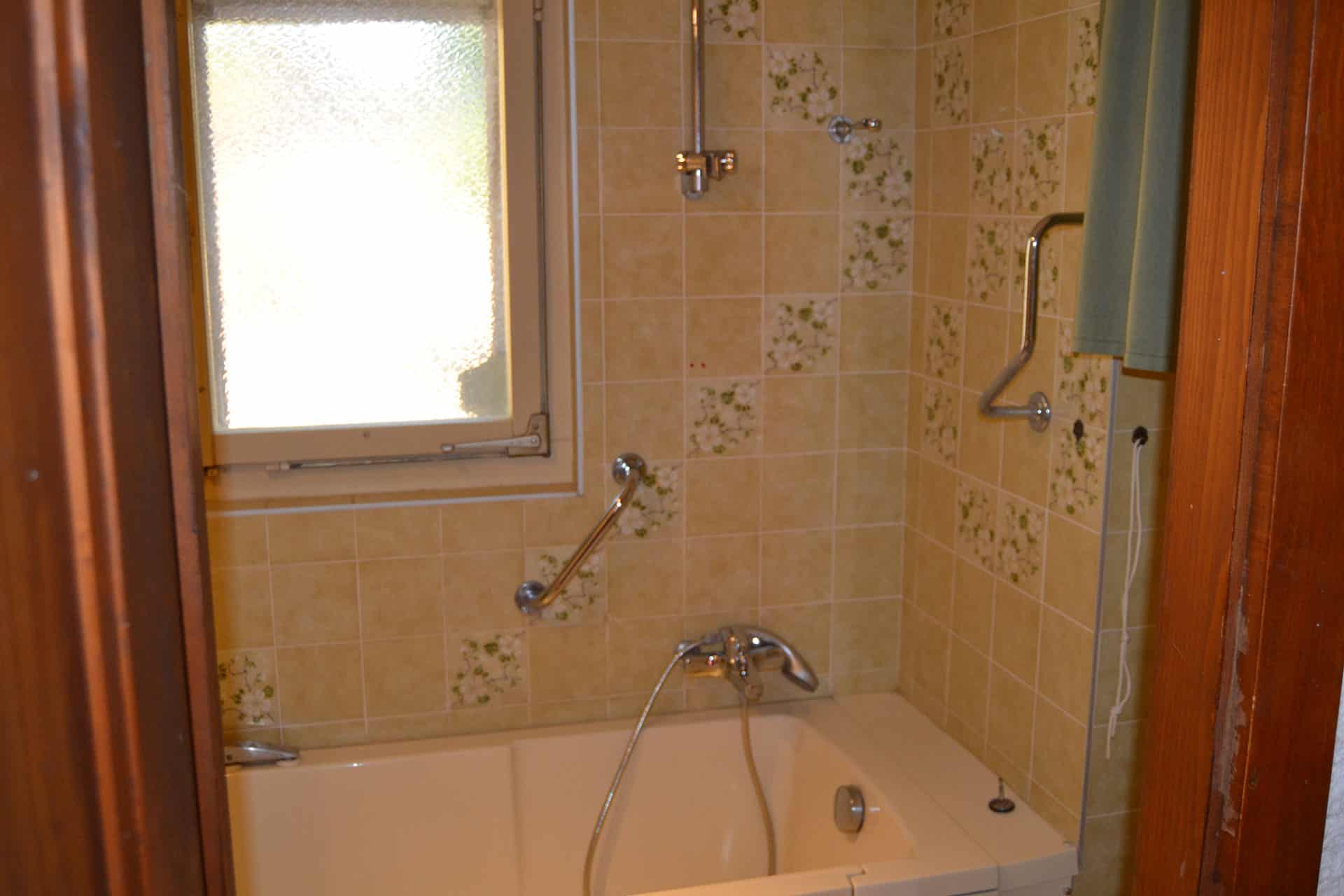 Badezimmer mit Badewanne und gefliester Dusche