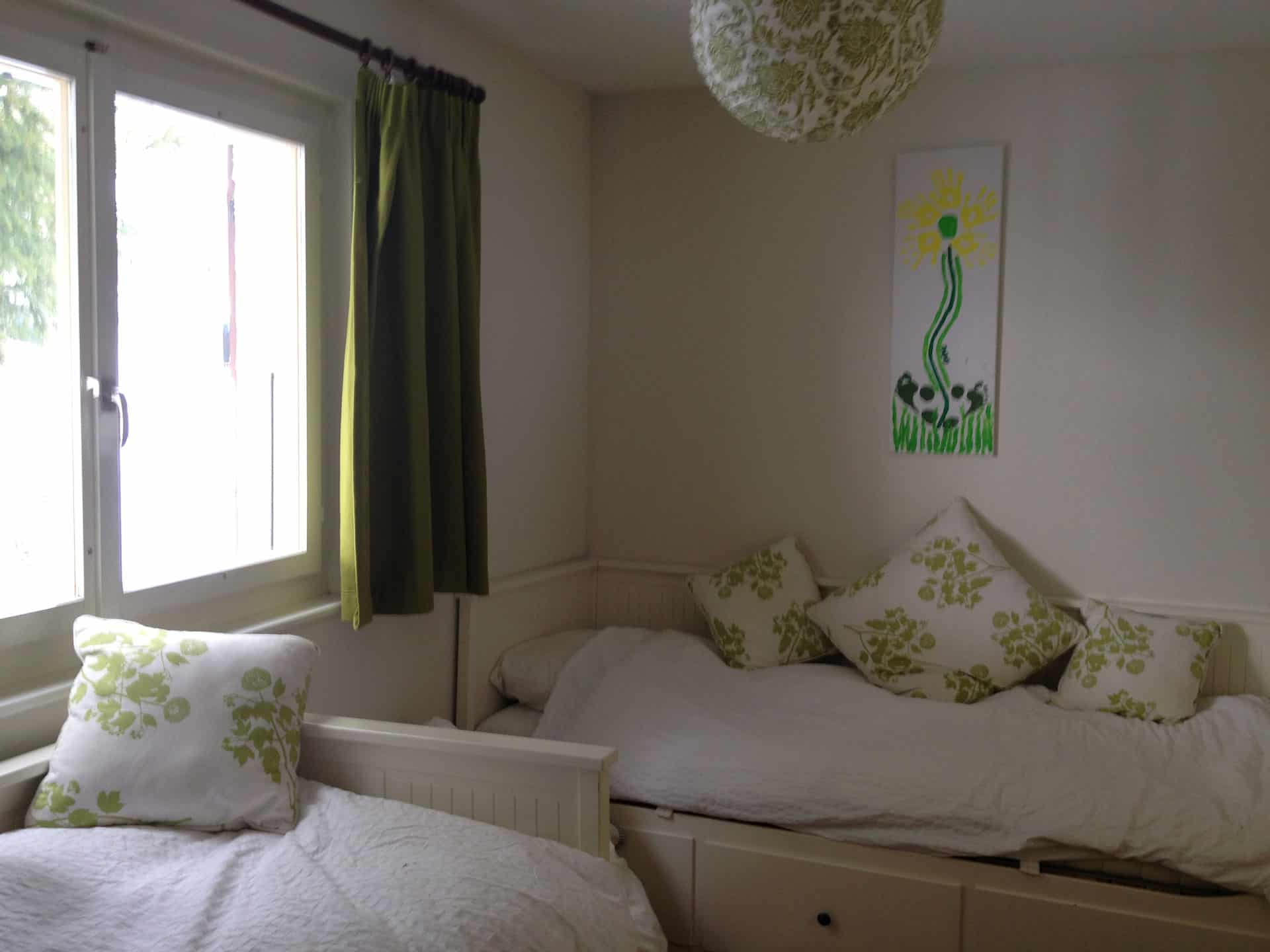 Gemütliches Schlafzimmer mit zwei Betten