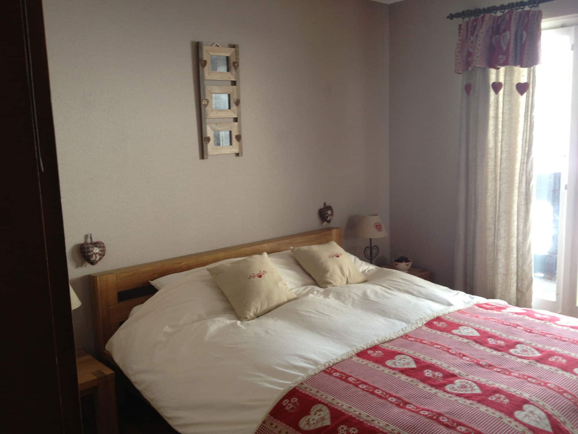 Gemütliches Schlafzimmer mit Doppelbett und Fenster
