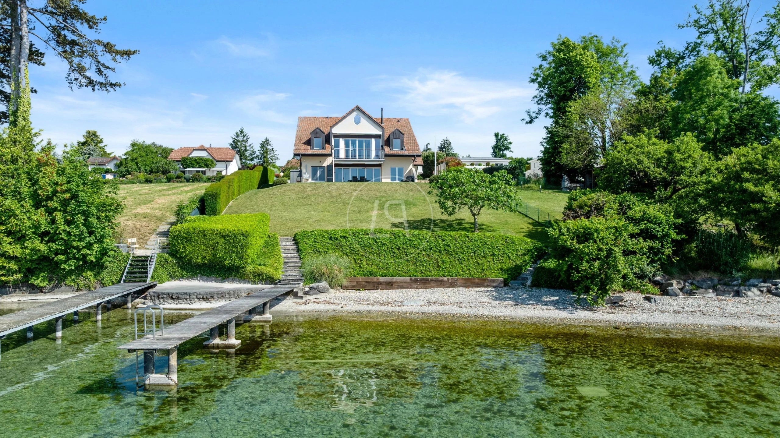 Seegrundstück mit Villa und Steg