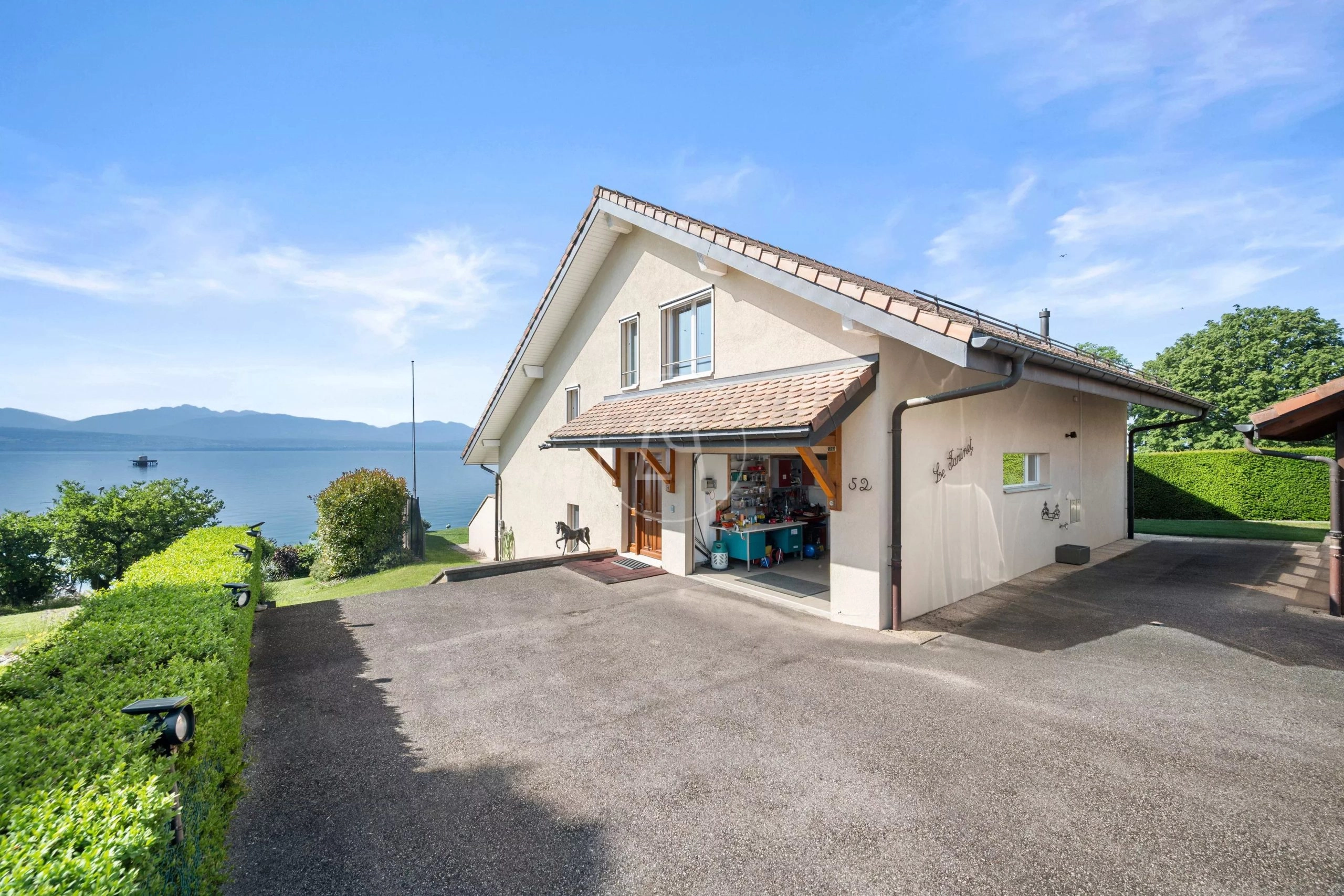 Seeuferhaus mit Bergblick