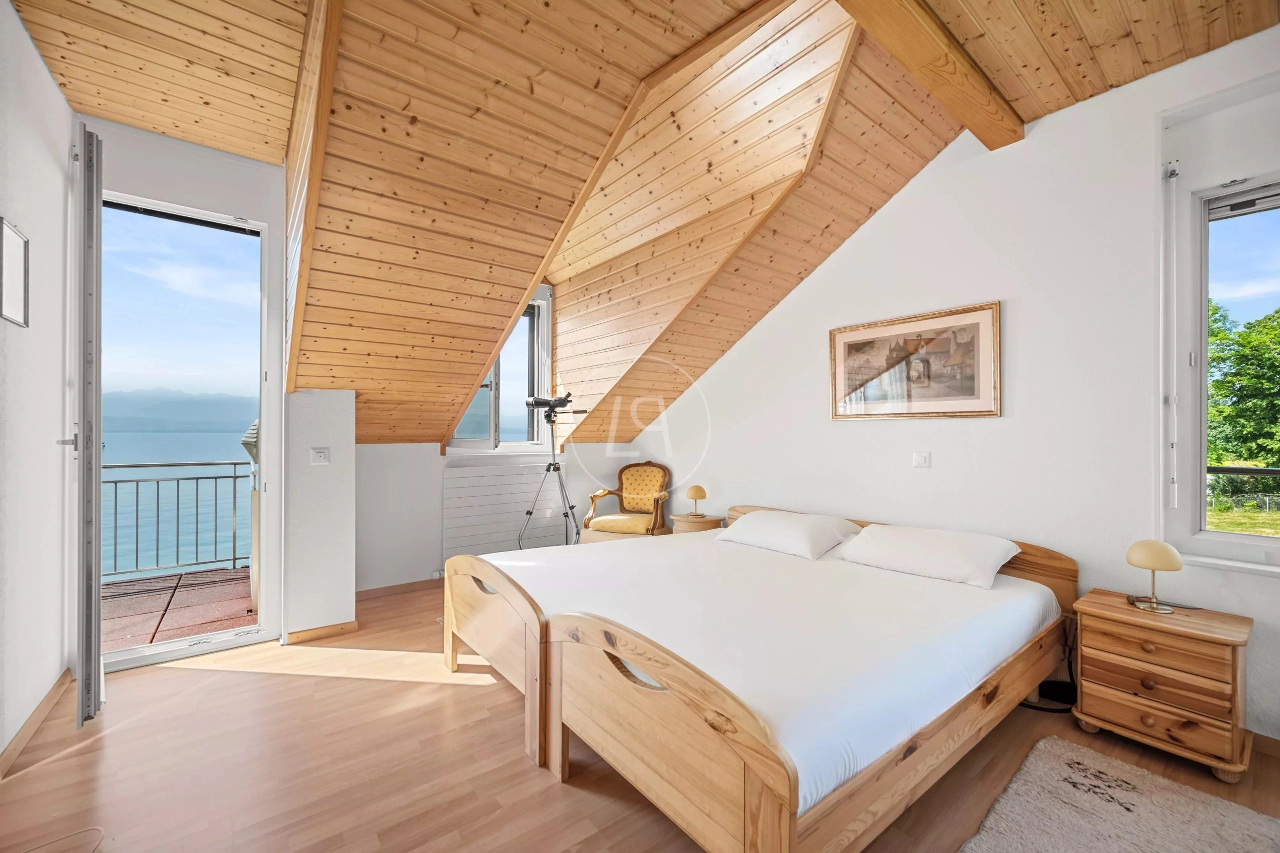 Helles Schlafzimmer mit Seeblick