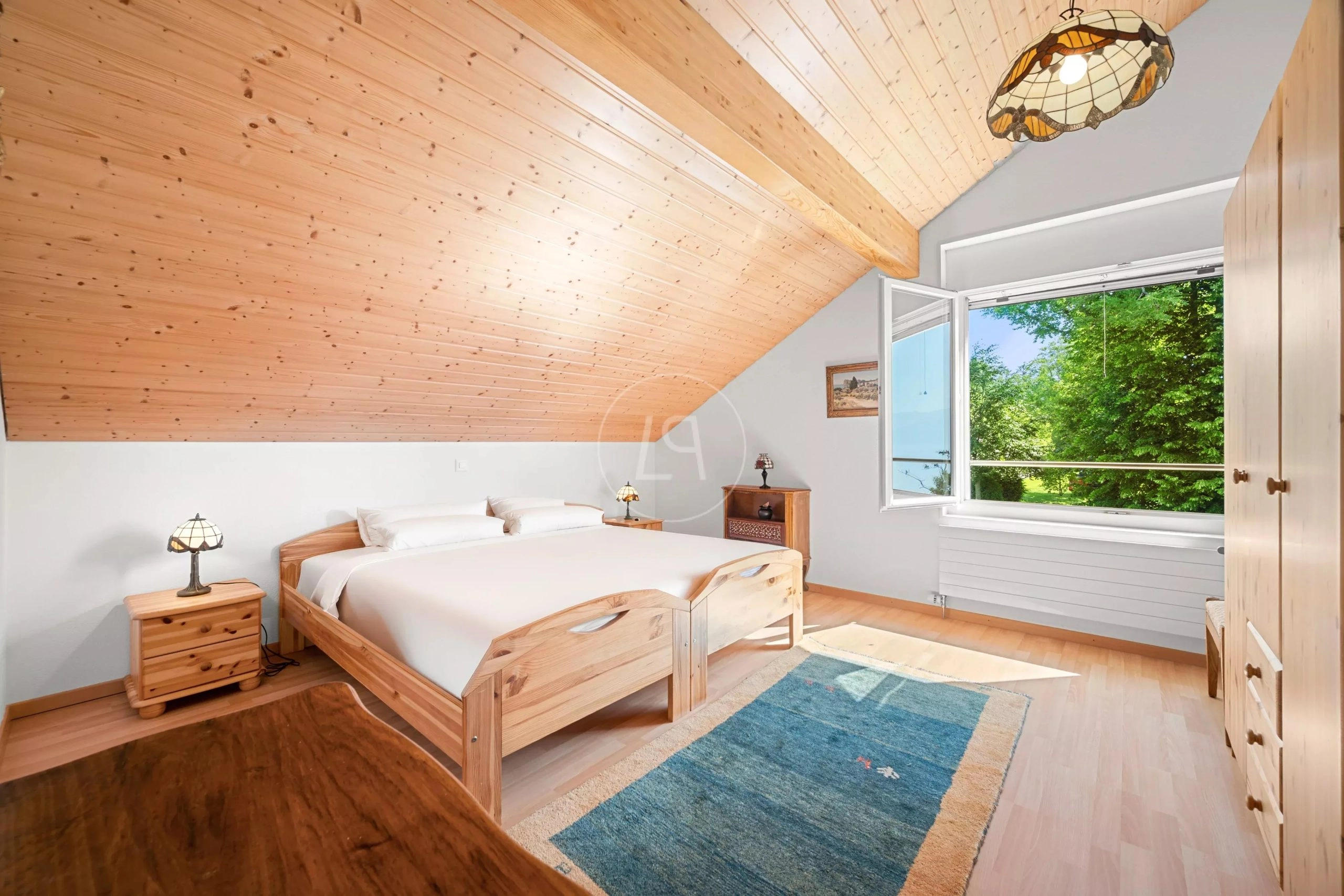 Helles Schlafzimmer mit Holzdecke