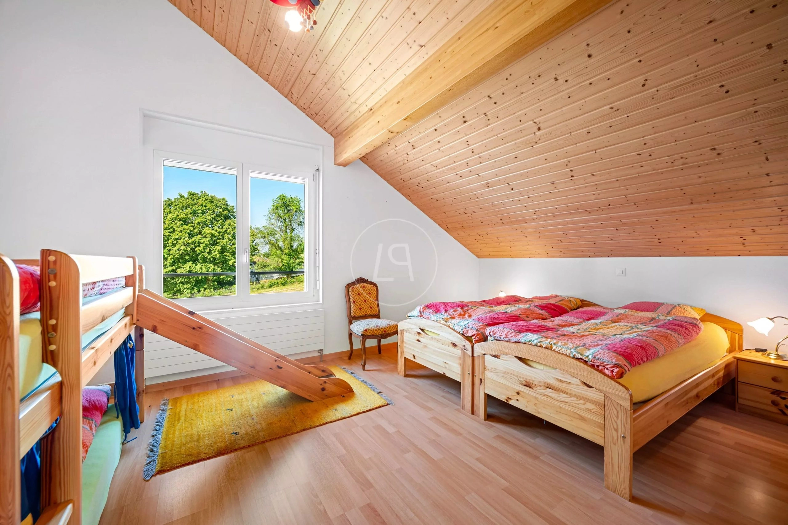 Gemütliches Dachgeschoss-Schlafzimmer mit Holzdecke
