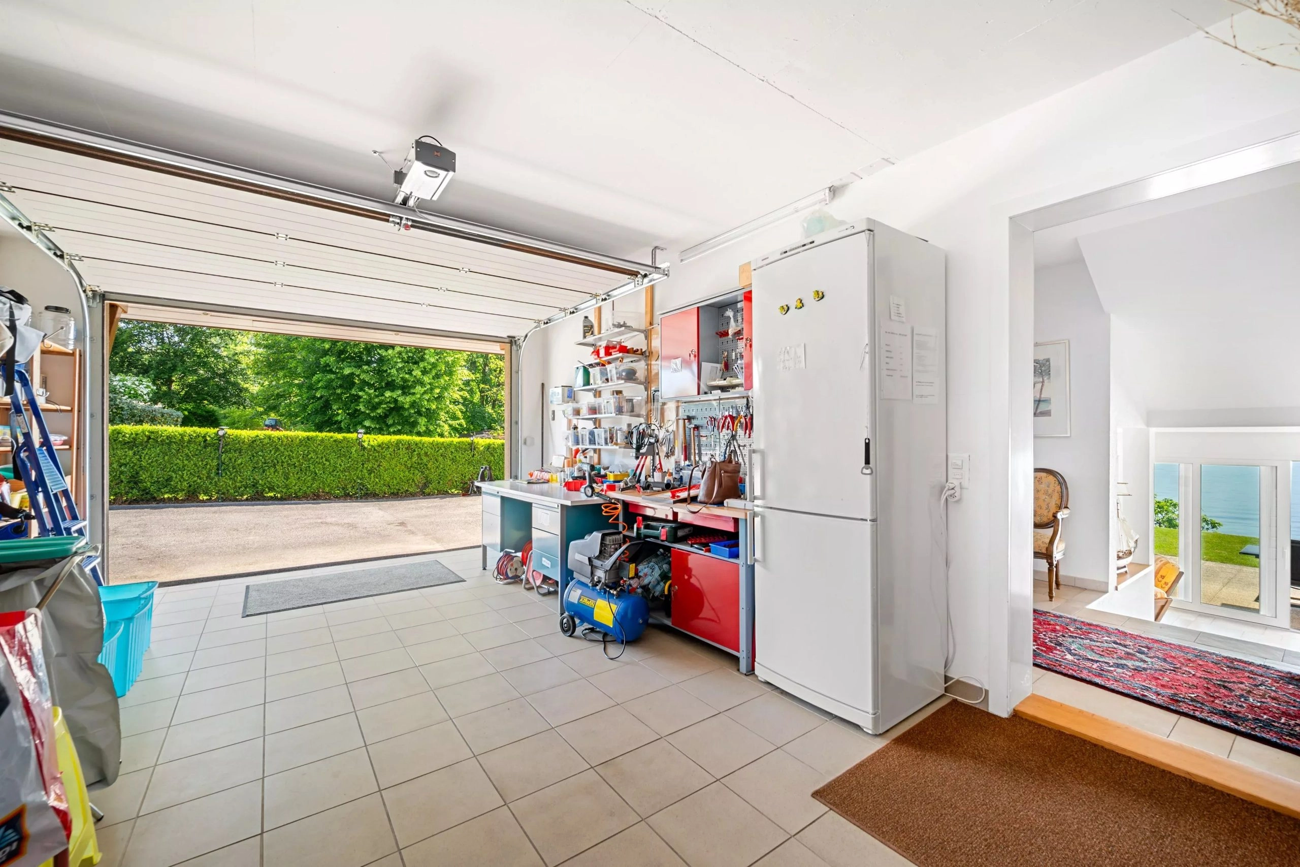 Helle Garage mit offener Tür und Blick ins Grüne