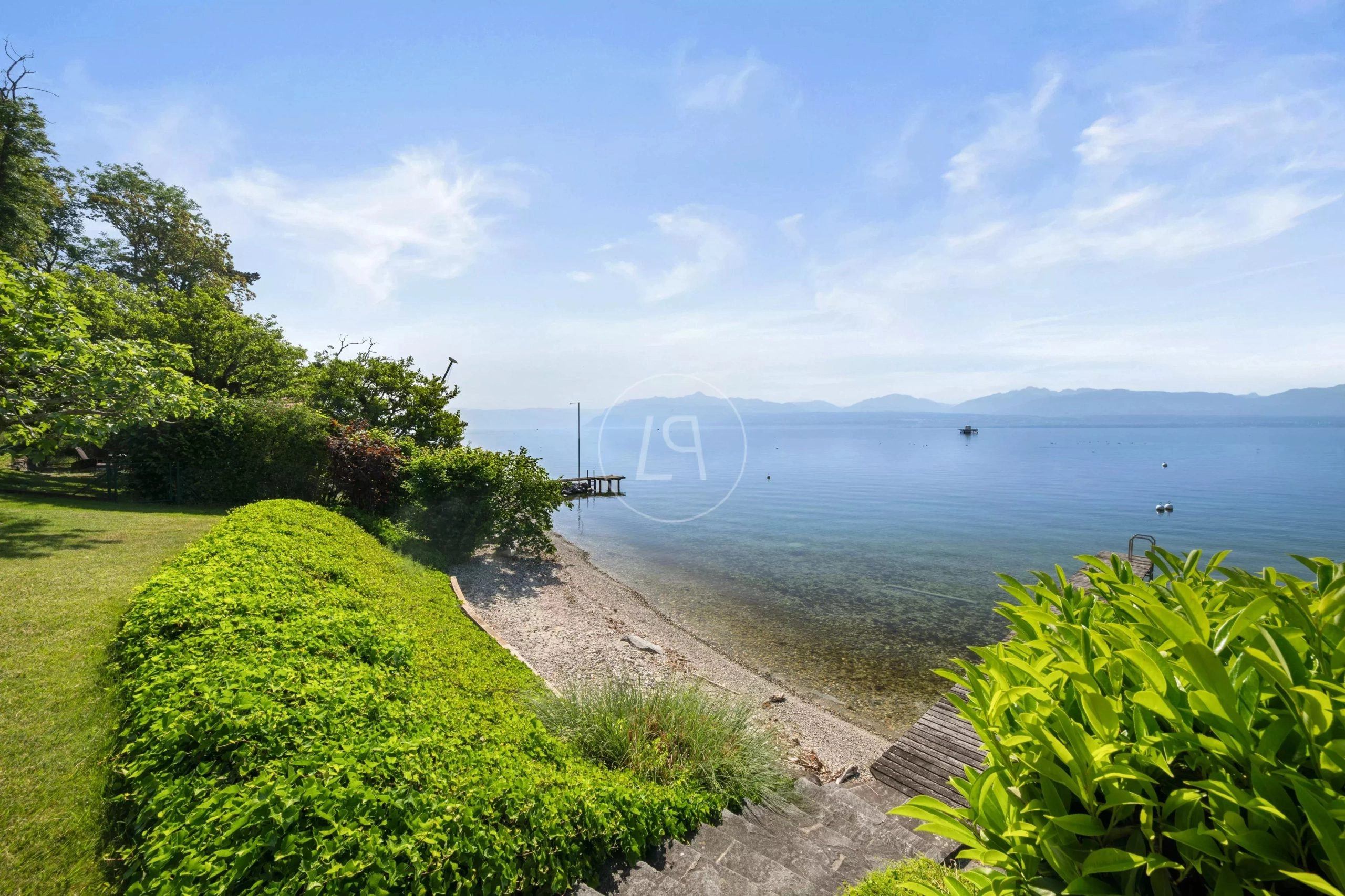 Seeblick mit Ufergarten
