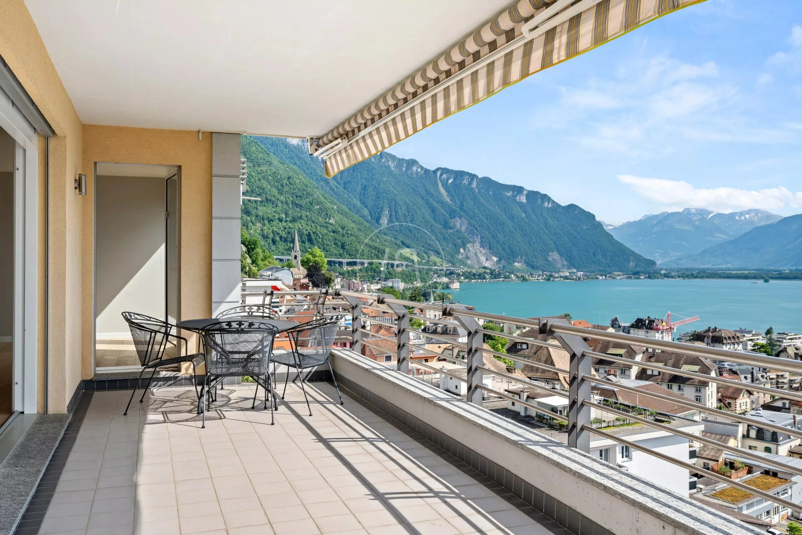 Balkon mit Berg- und Seeblick