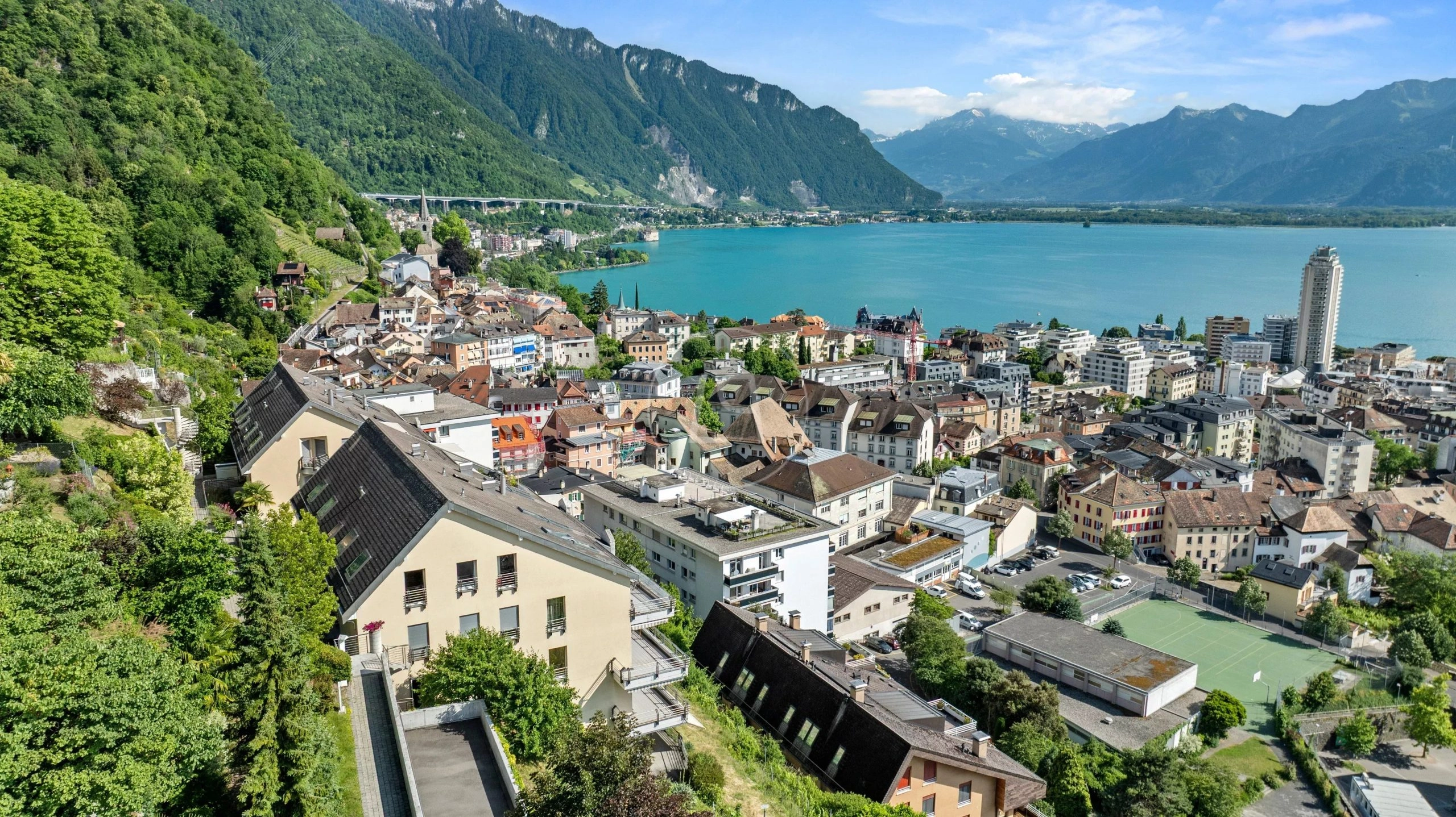 Panoramablick auf Stadt, See und Berge