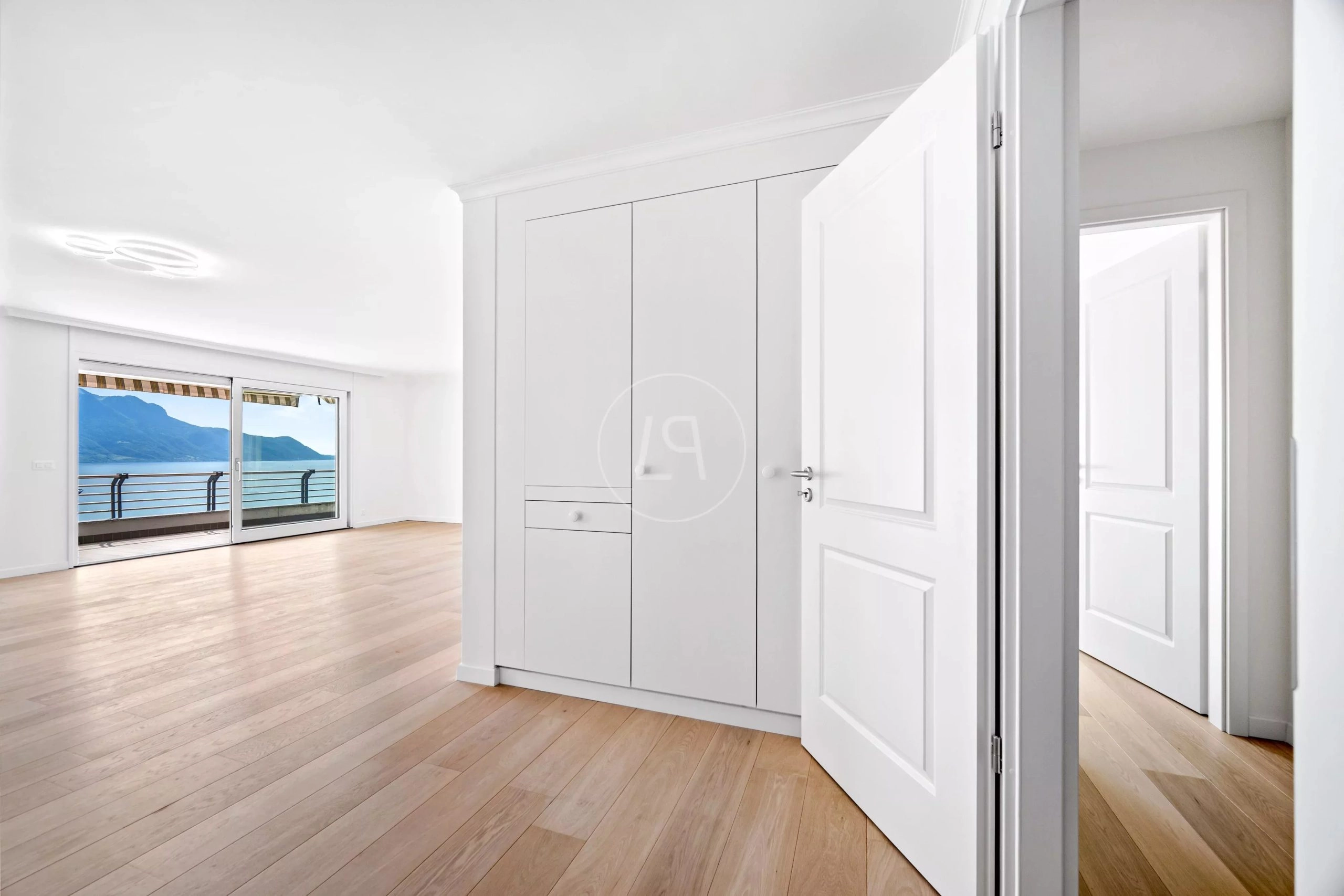 Heller Raum mit Meerblick und Einbauschrank
